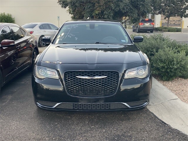 2018 Chrysler 300 Touring photo 2