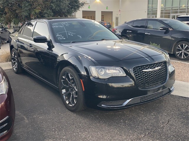 2018 Chrysler 300 Touring photo 3