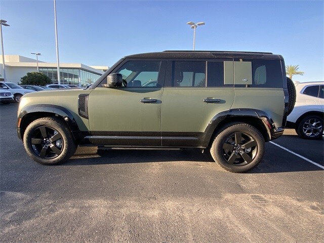 2023 Land Rover Defender 110 photo 3