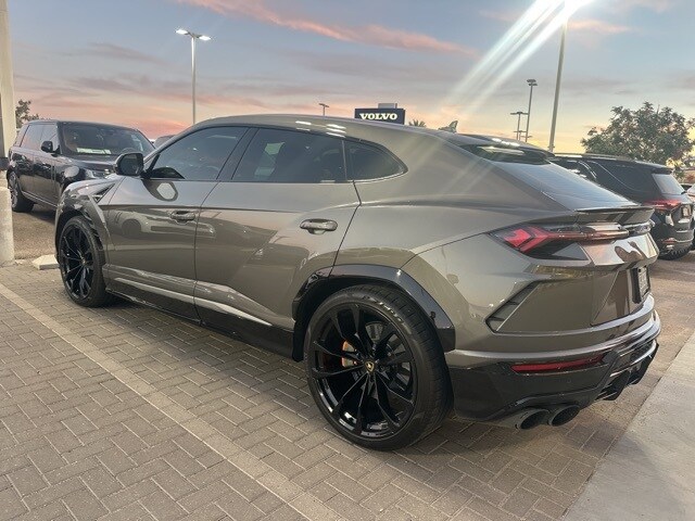 2021 Lamborghini Urus Base photo 2