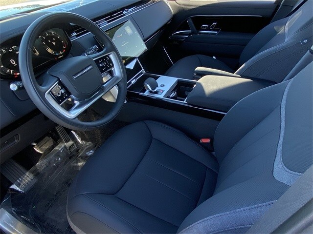 2025 Land Rover Range Rover SE photo 3