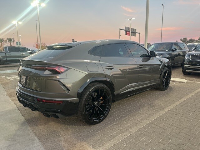 2021 Lamborghini Urus Base photo 3