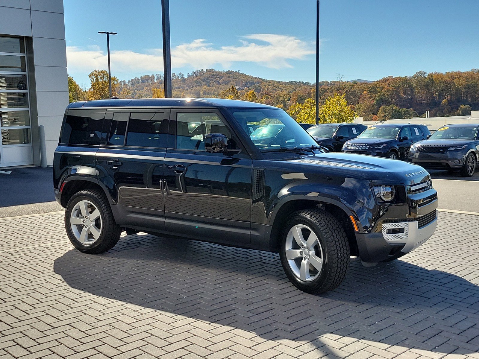 2024 Land Rover Defender 110 SE photo 3