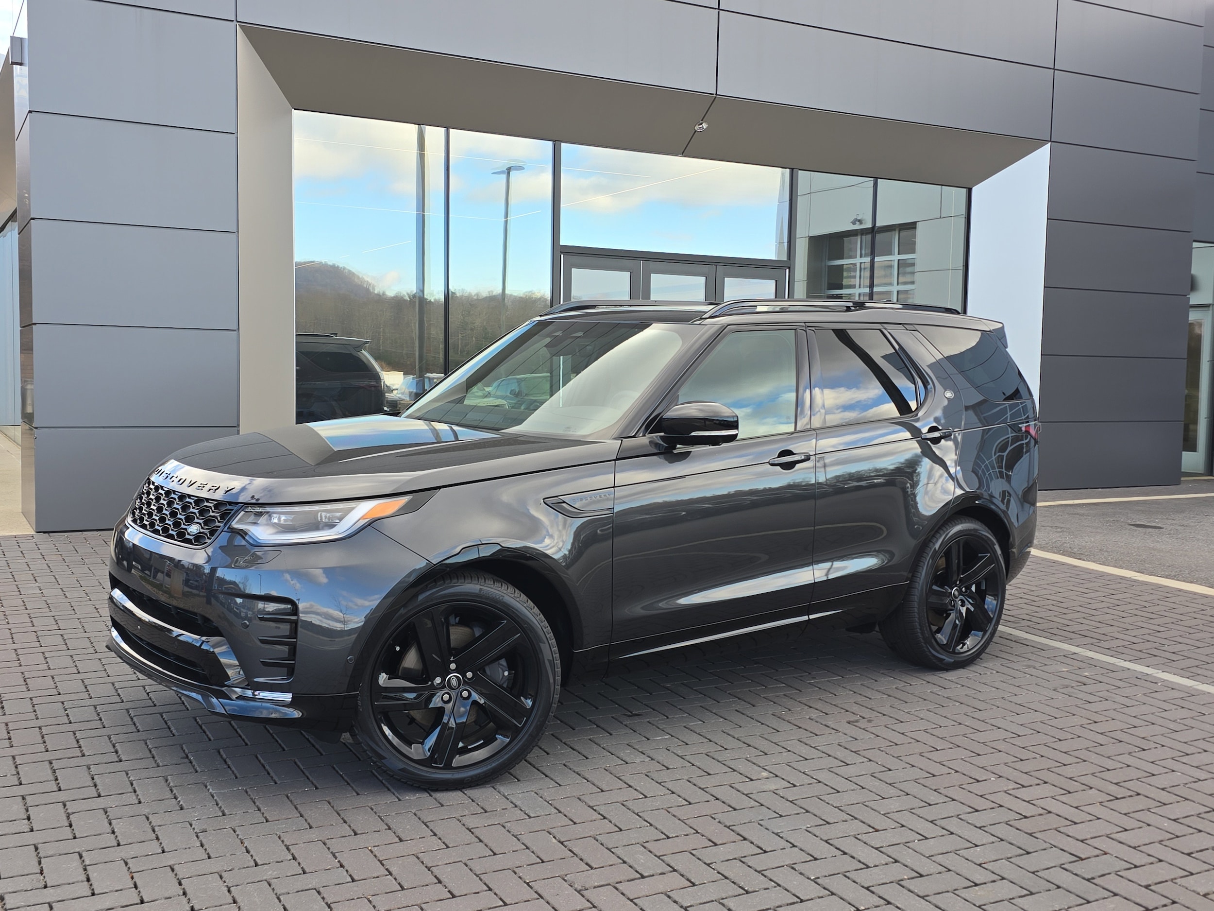 2025 Land Rover Discovery Dynamic SE's photo