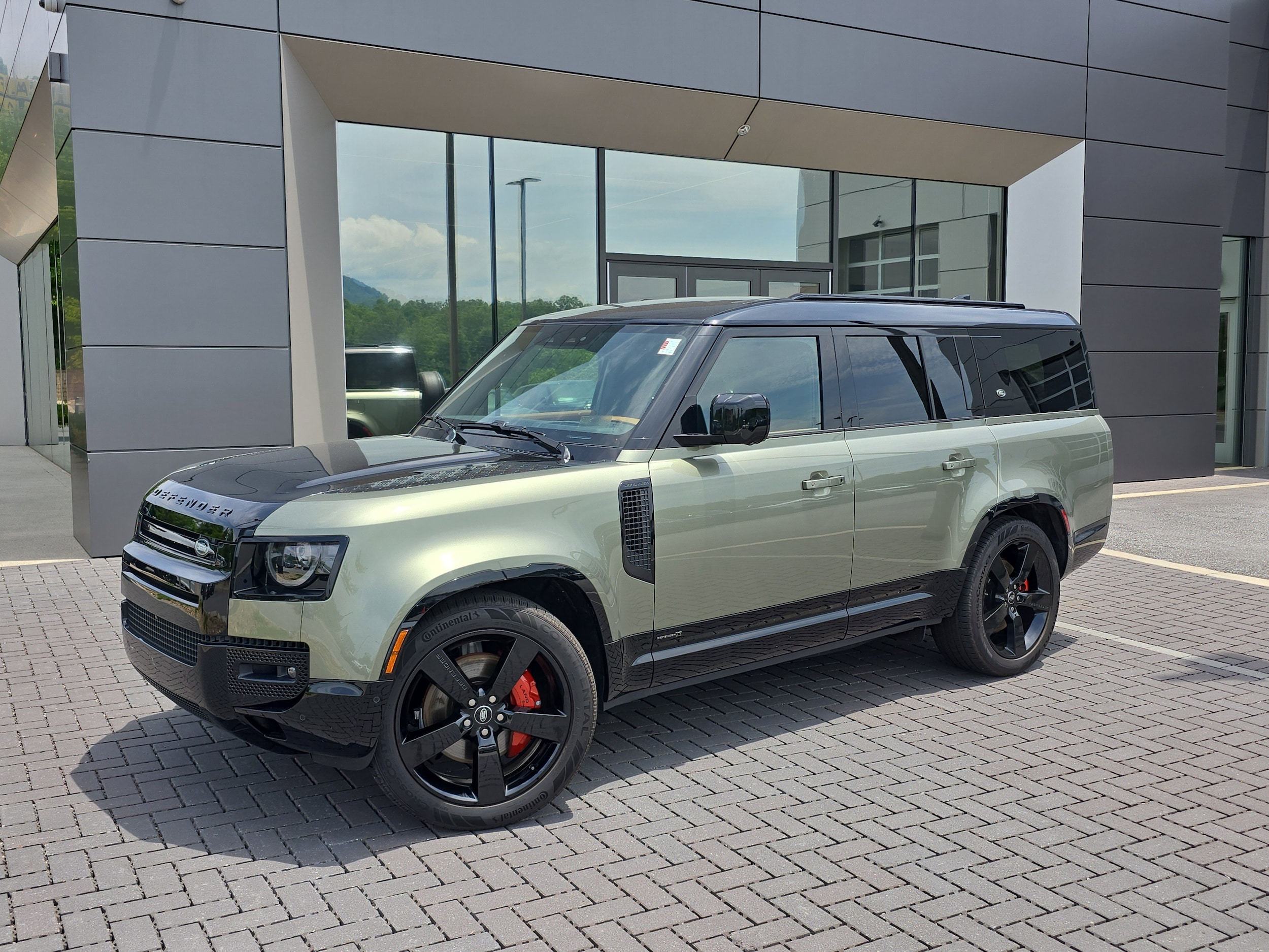 2024 Land Rover Defender 130 X P400's photo