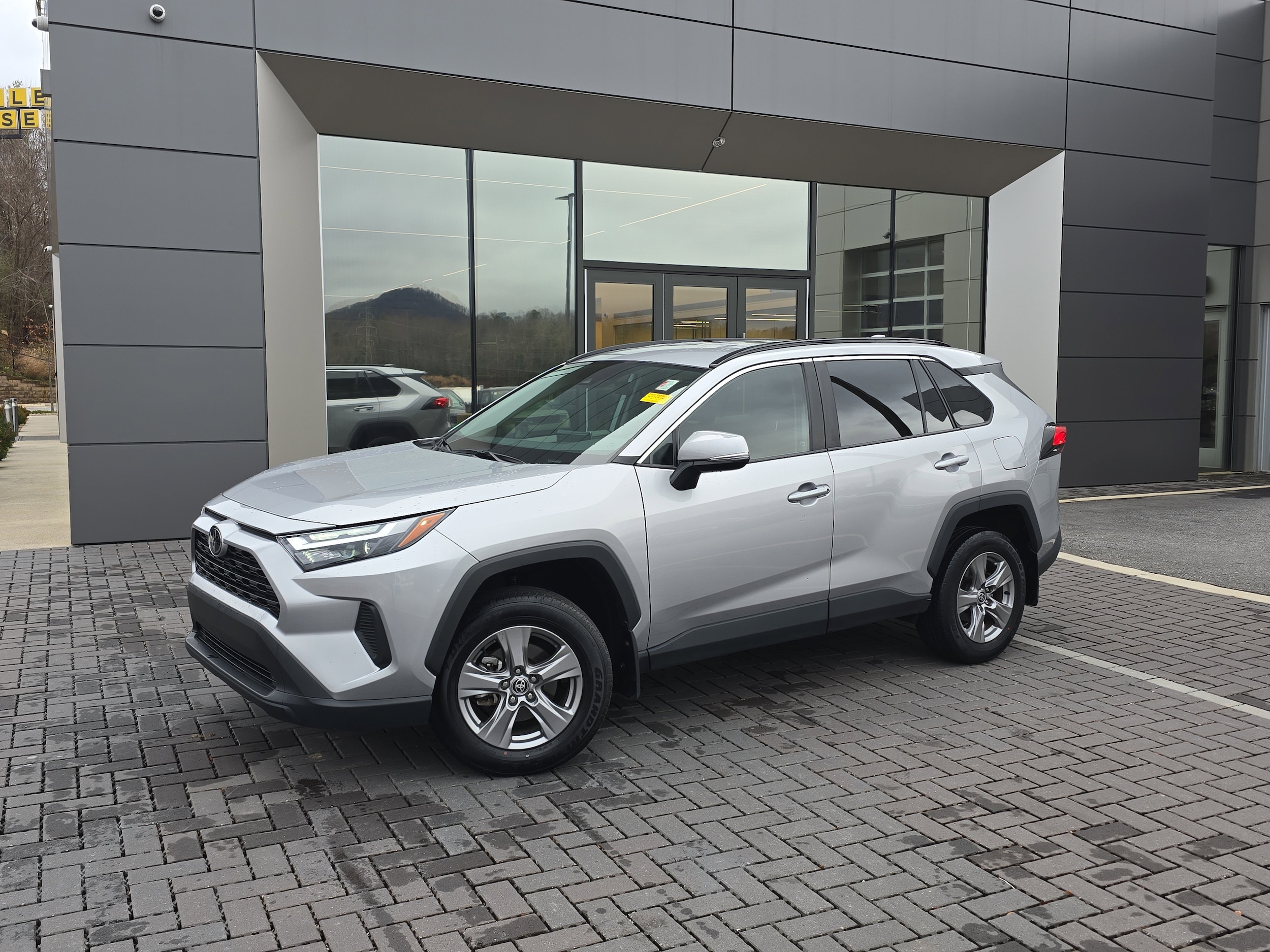 2024 Toyota RAV4 XLE's photo