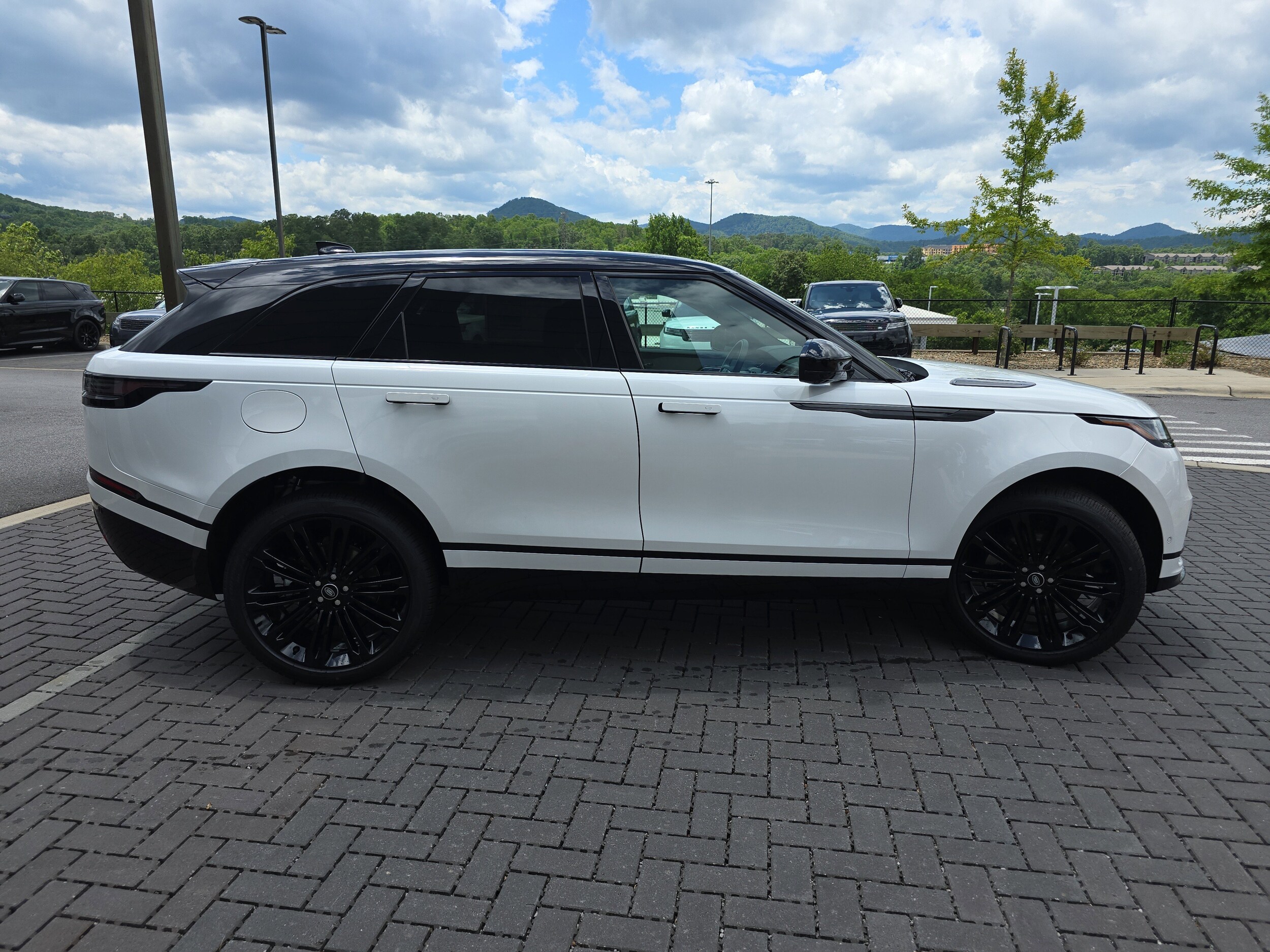 2026 Land Rover Range Rover Velar SE photo 4