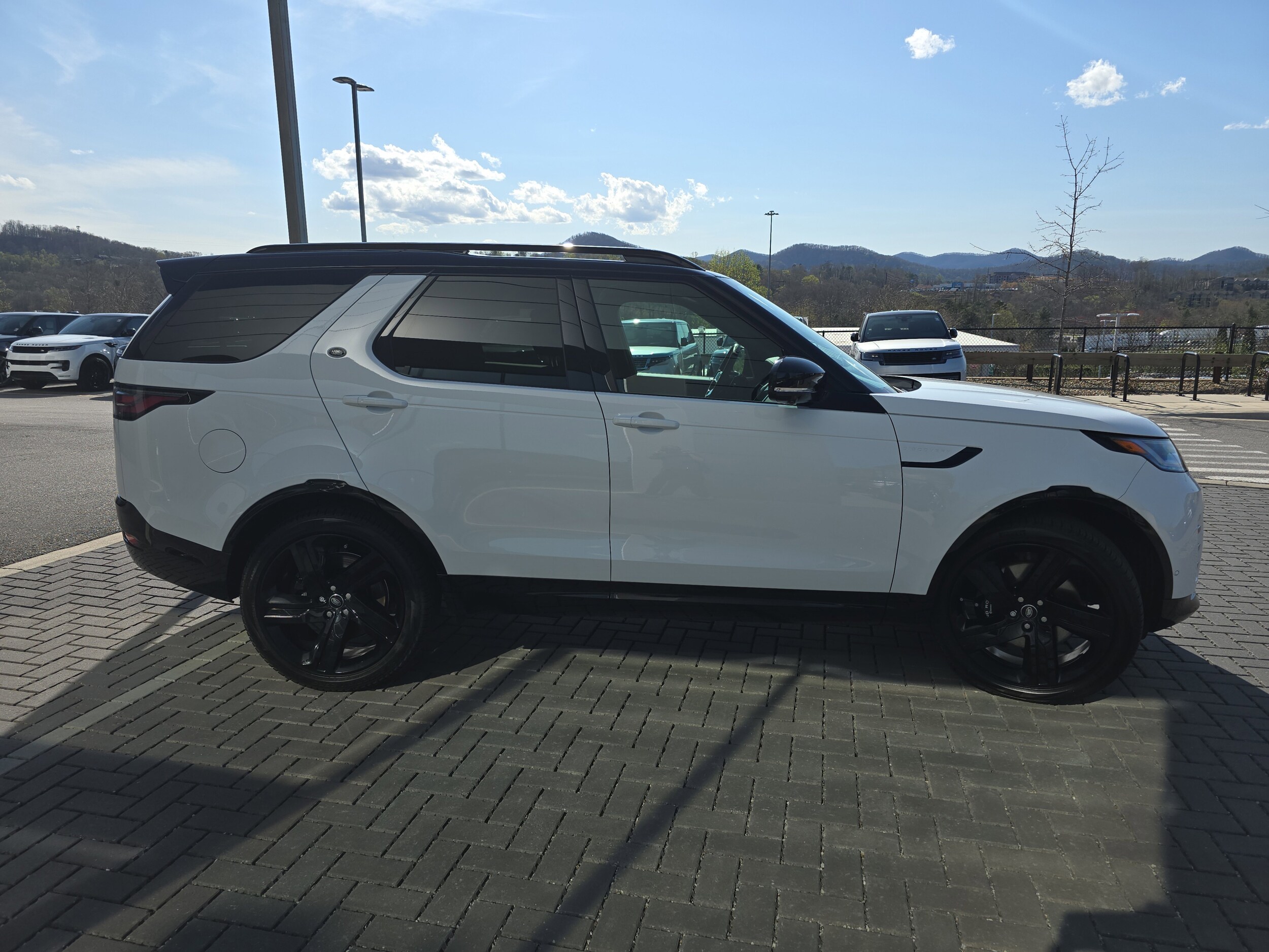 2025 Land Rover Discovery Metropolitan Edition photo 4