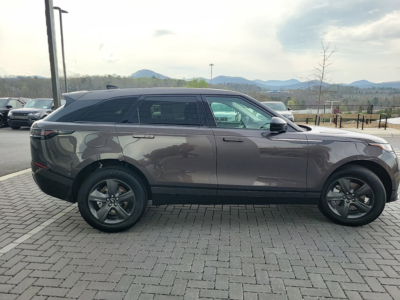 2025 Land Rover Range Rover Velar SE photo 3