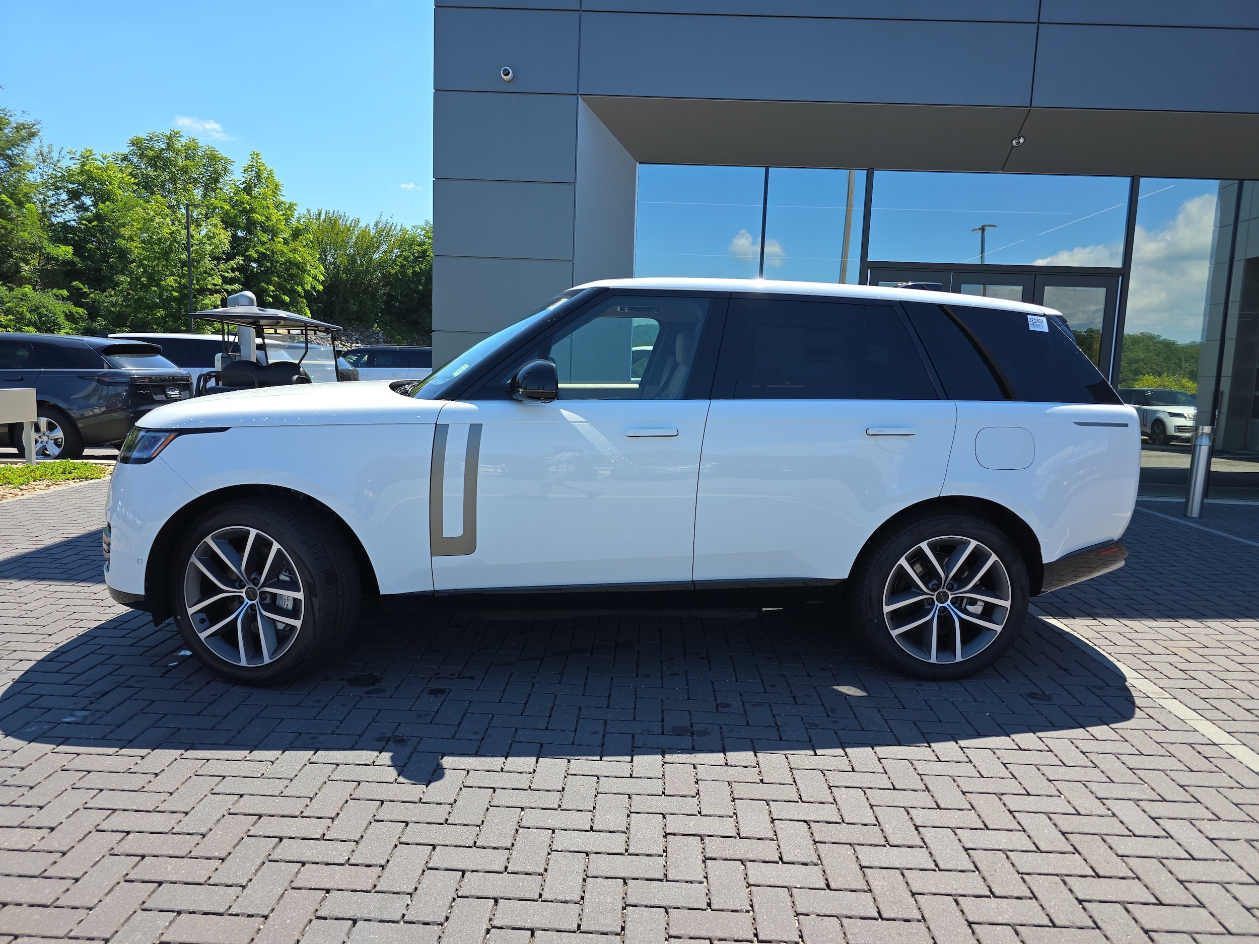 2026 Land Rover Range Rover SE - Photo 8
