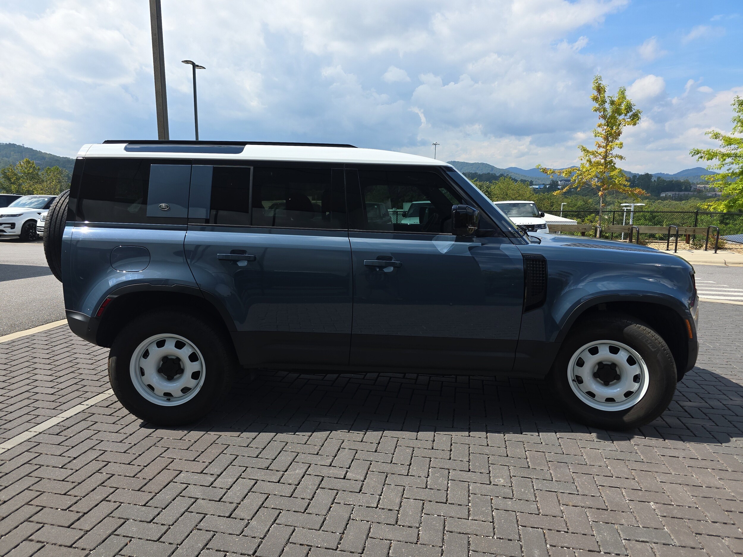 2023 Land Rover Defender 110 S photo 4