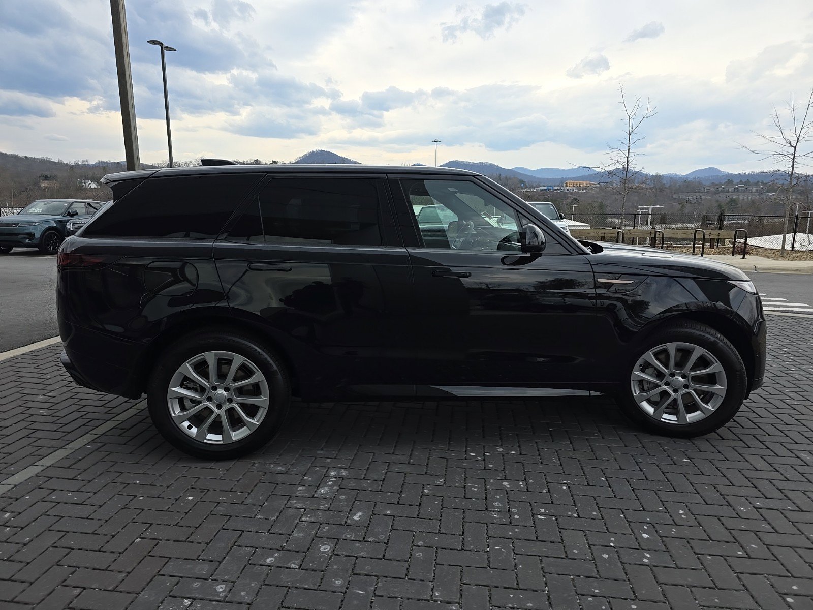 2025 Land Rover Range Rover Sport SE photo 4