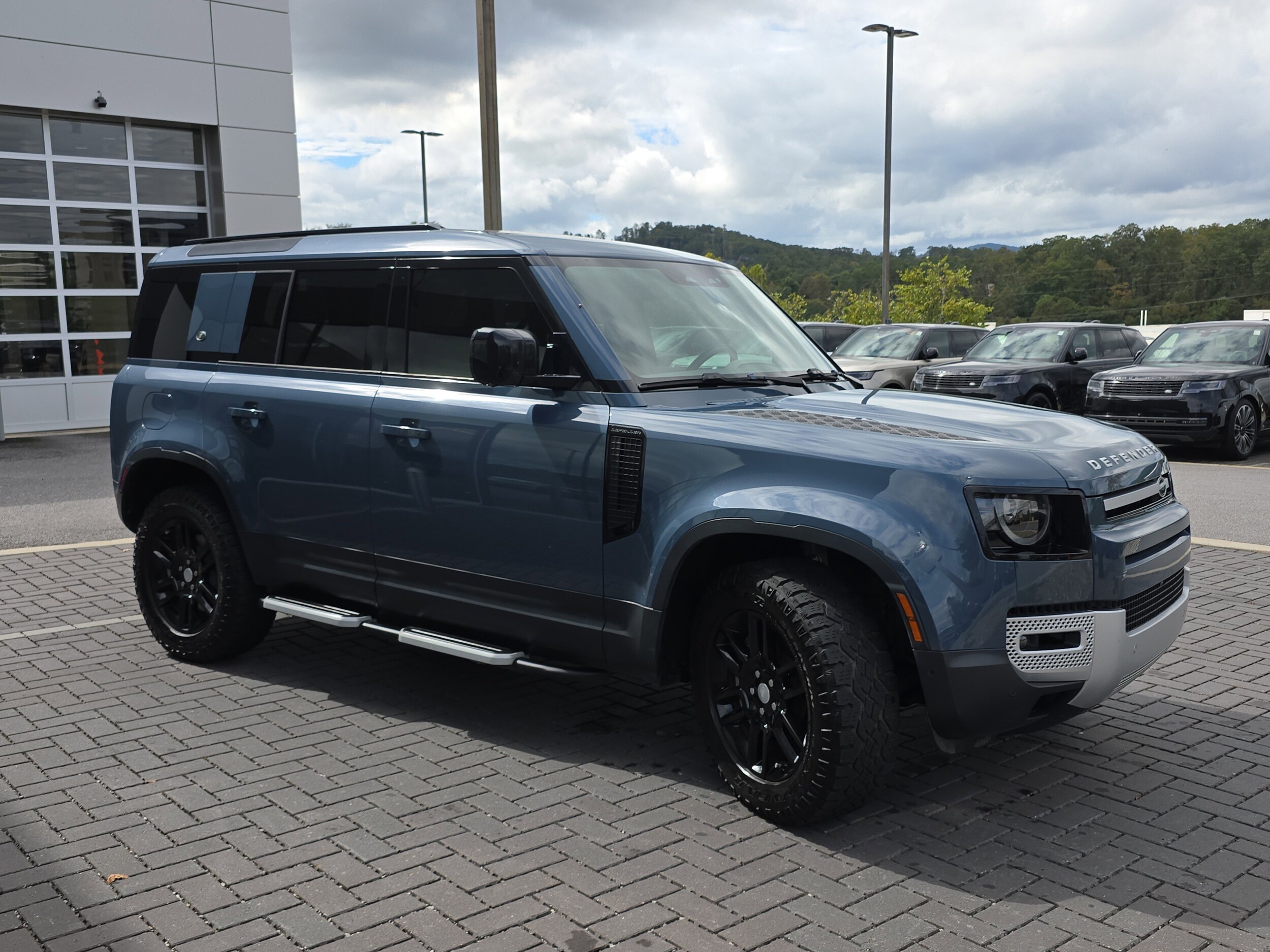2023 Land Rover Defender 110 SE photo 3