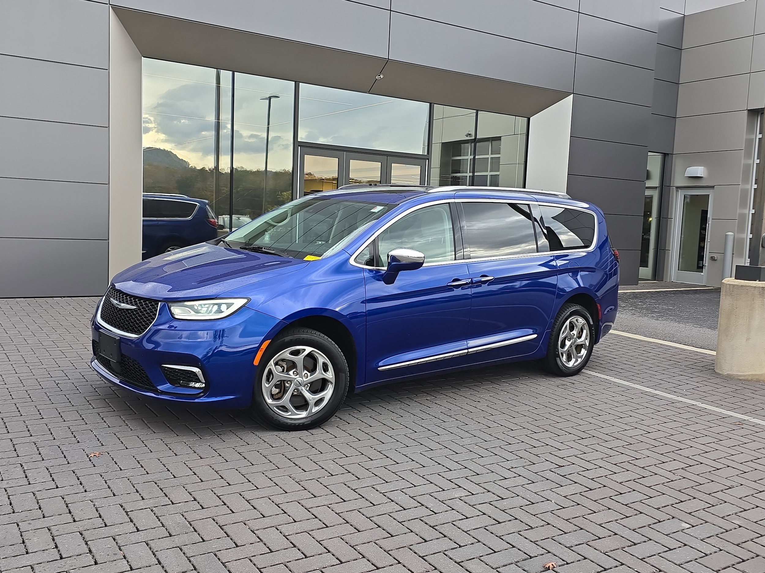 2021 Chrysler Pacifica Limited's photo