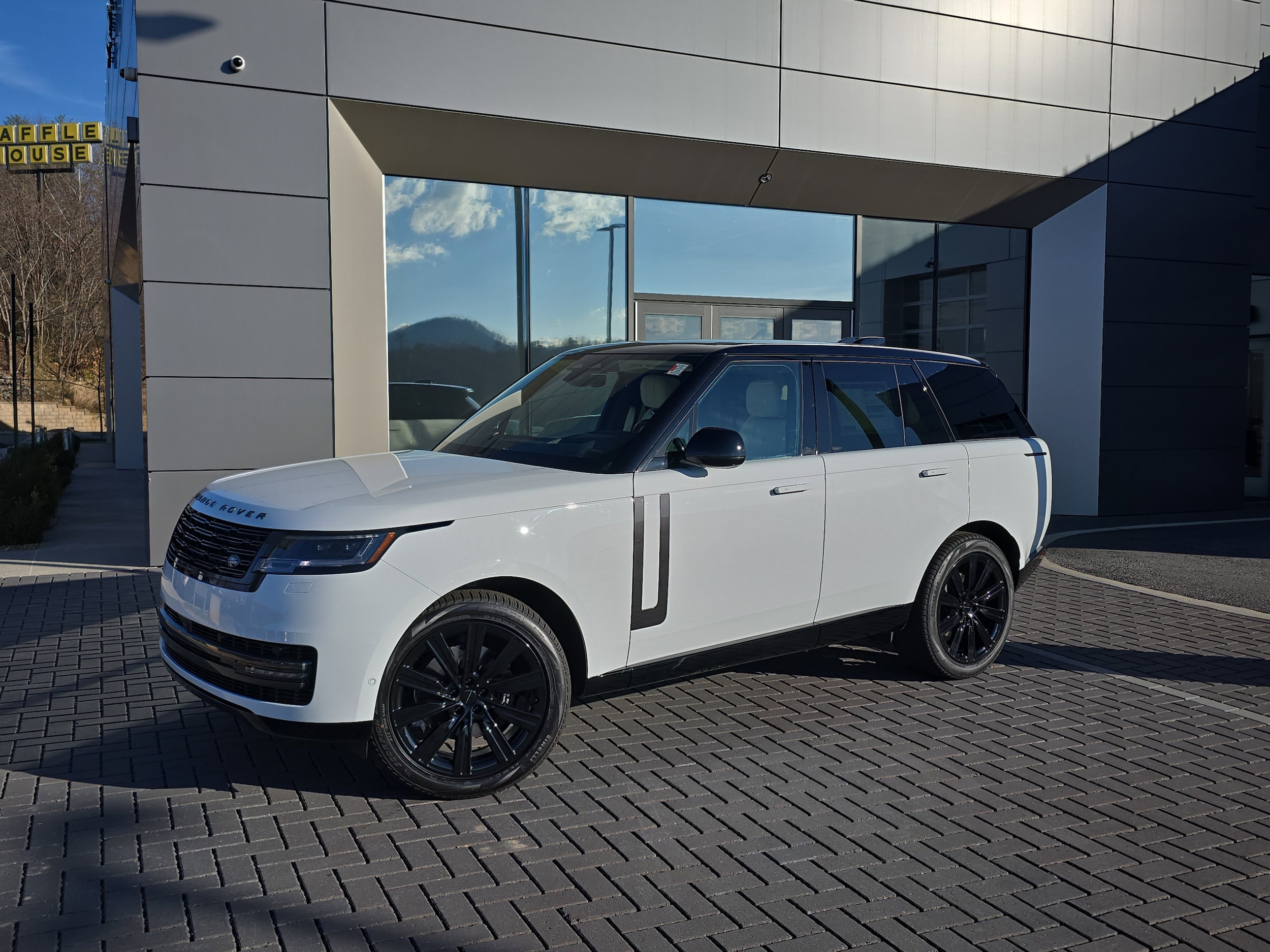 2026 Land Rover Range Rover SE's photo