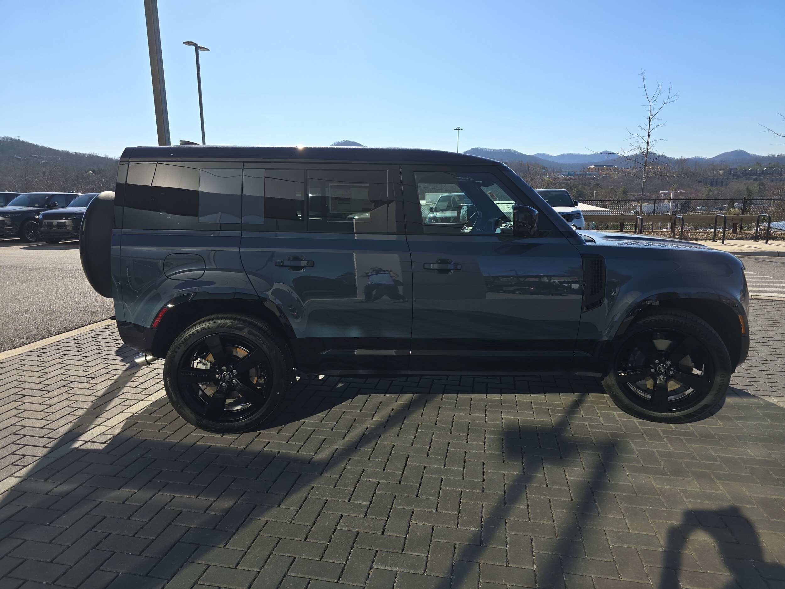 2025 Land Rover Defender 110 X-Dynamic SE photo 3