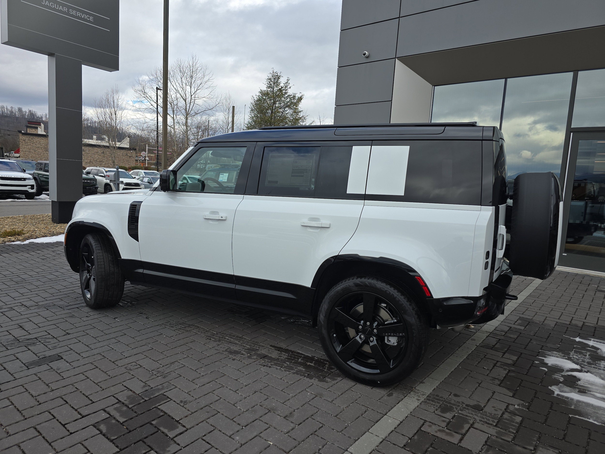2026 Land Rover Defender X-Dynamic SE - Photo 8