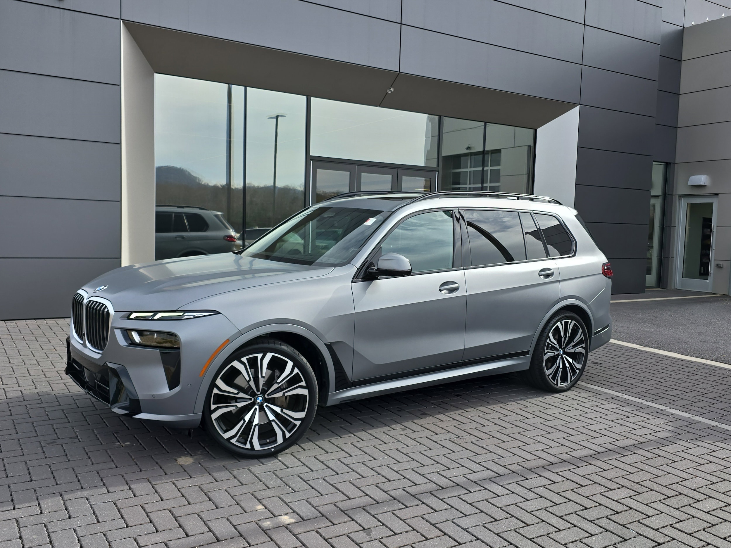 2023 BMW X7 40i's photo