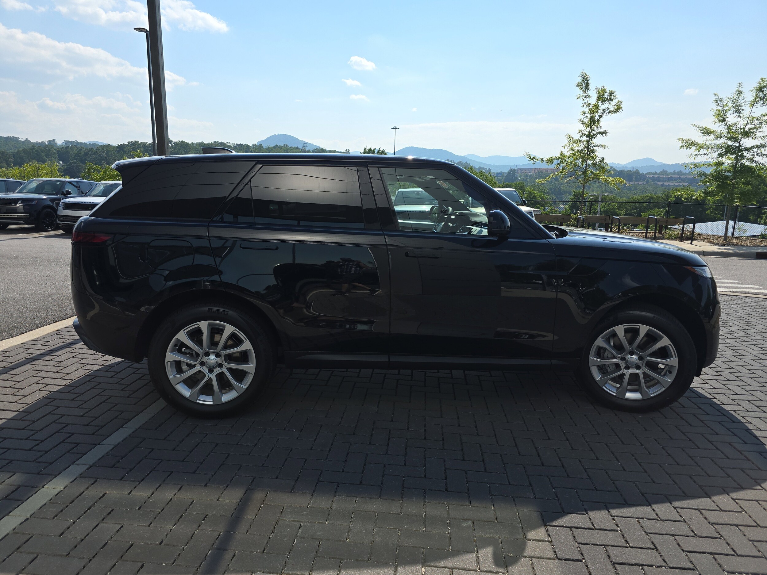 2025 Land Rover Range Rover Sport photo 4