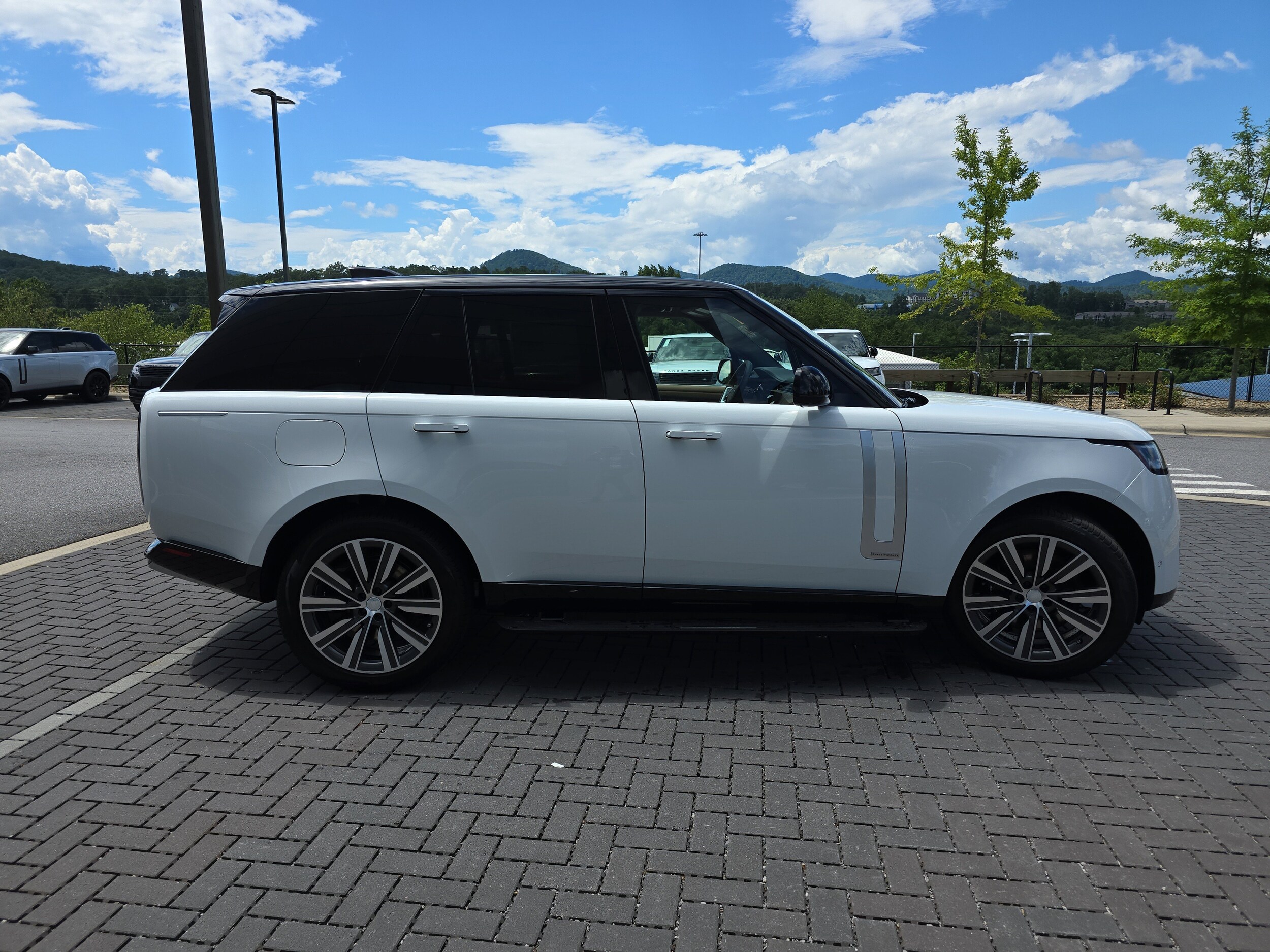 2025 Land Rover Range Rover Autobiography photo 4