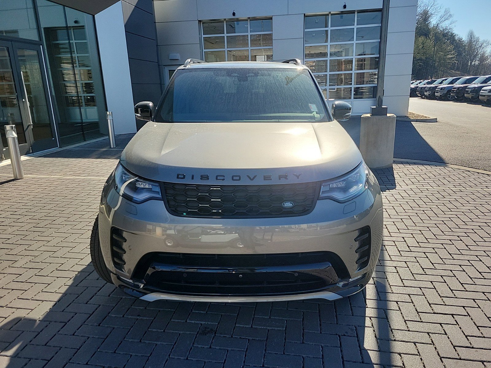 2025 Land Rover Discovery P360 Dynamic SE photo 2