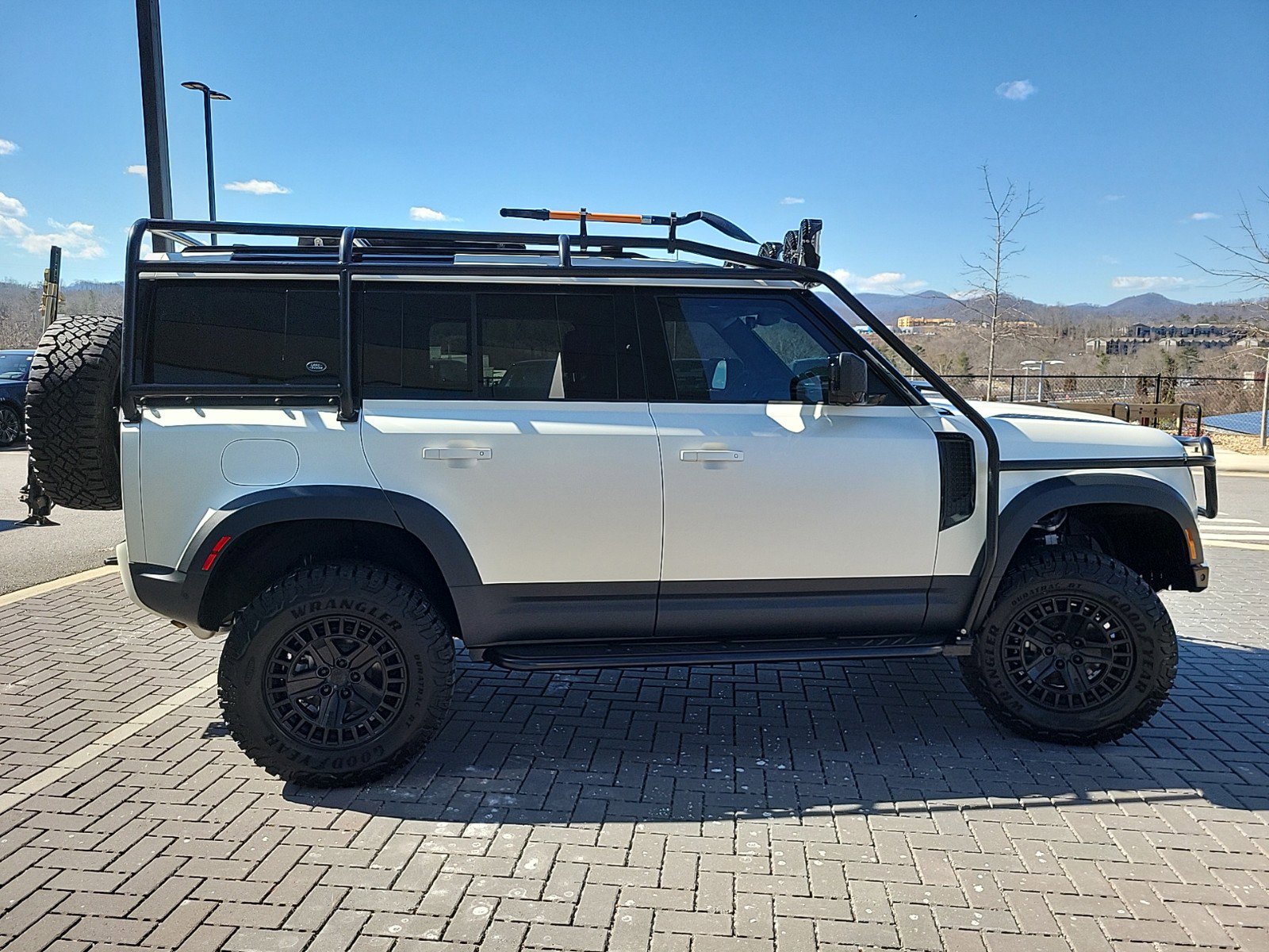 2024 Land Rover Defender 110 S photo 4