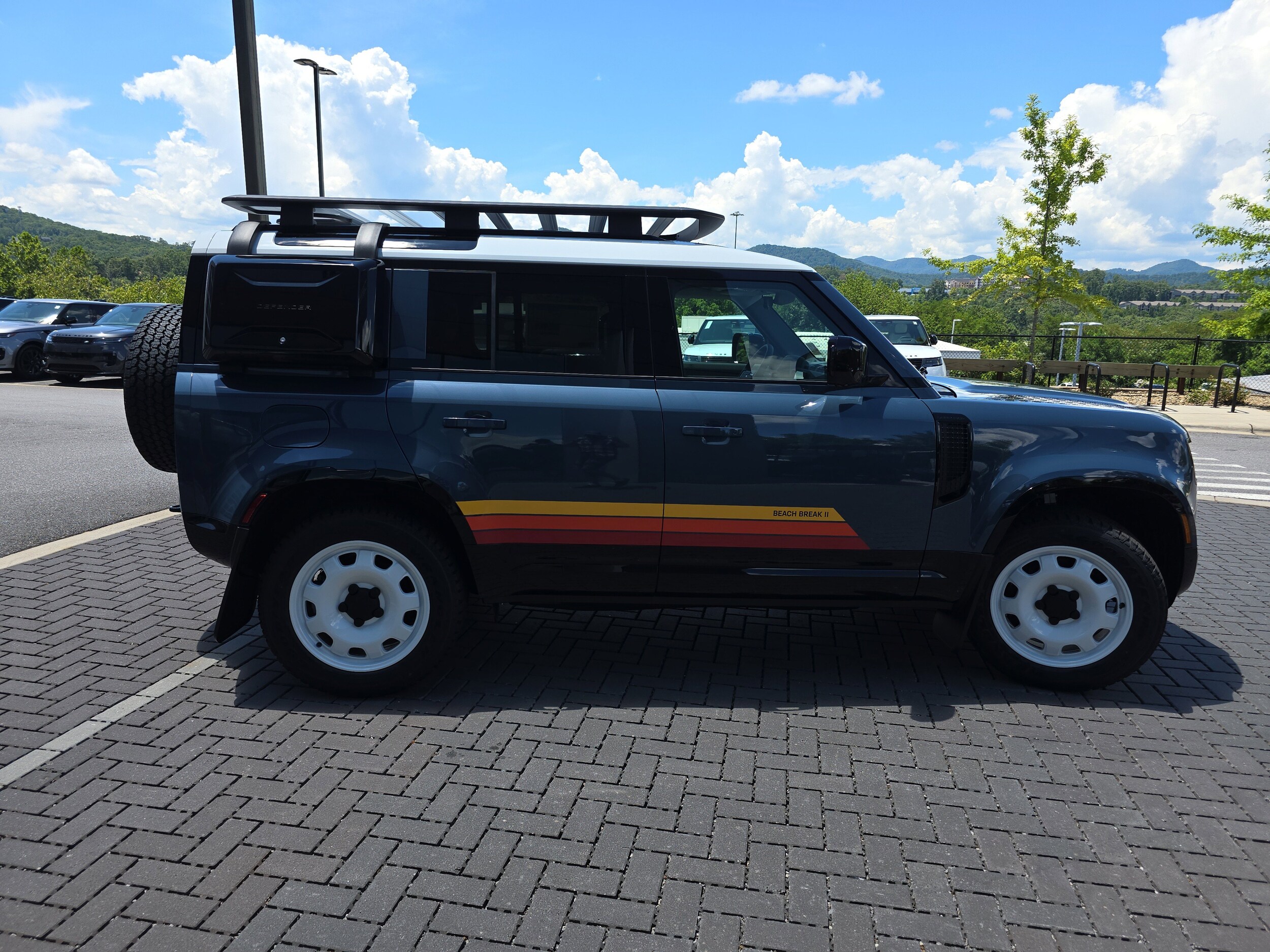2025 Land Rover Defender 110 S photo 4