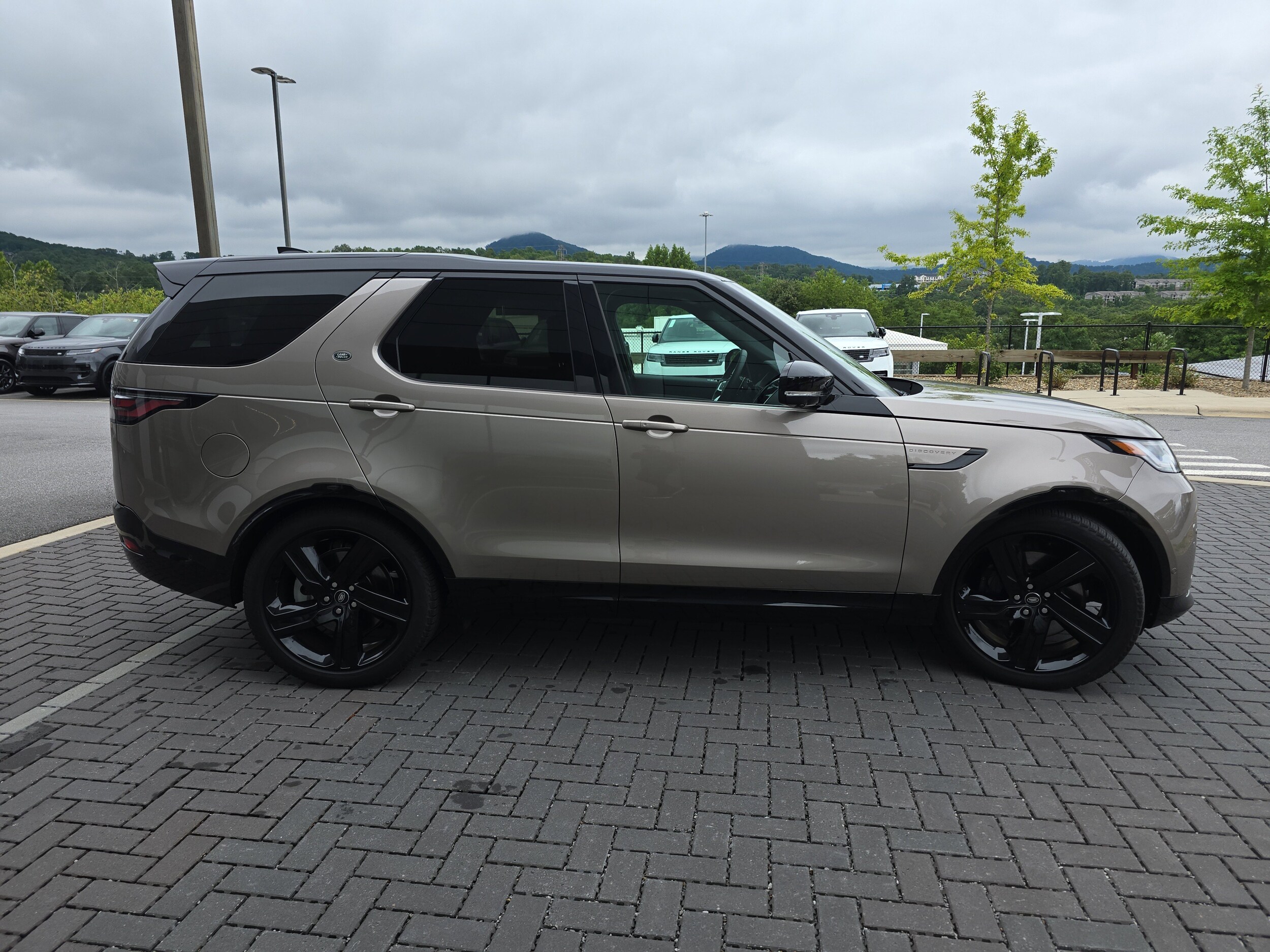 2025 Land Rover Discovery P360 Dynamic SE photo 4