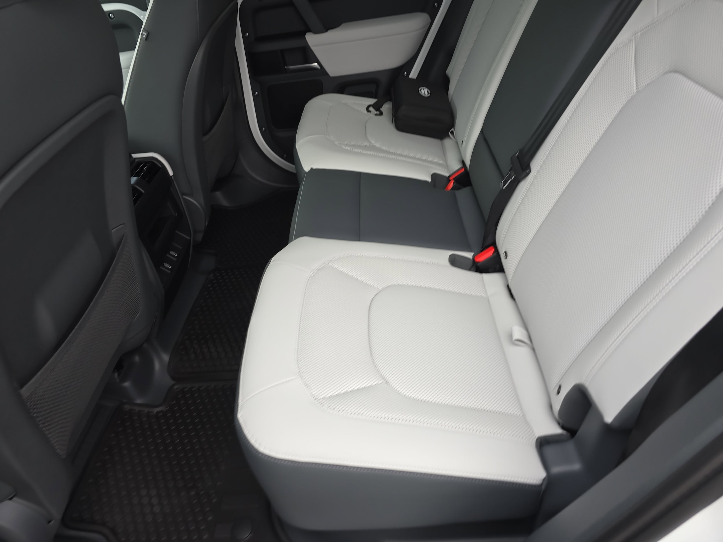2026 Land Rover Defender X-Dynamic SE - Photo 16