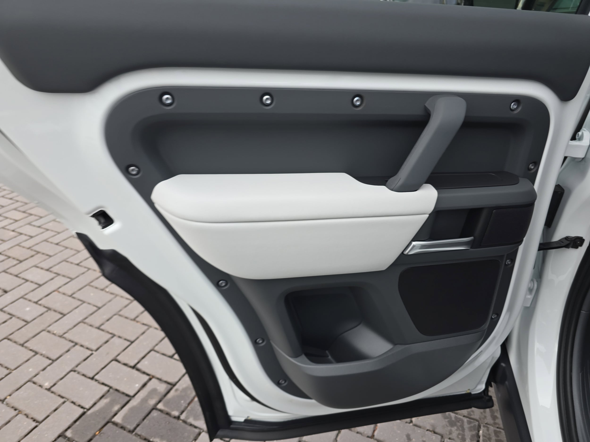 2026 Land Rover Defender X-Dynamic SE - Photo 14