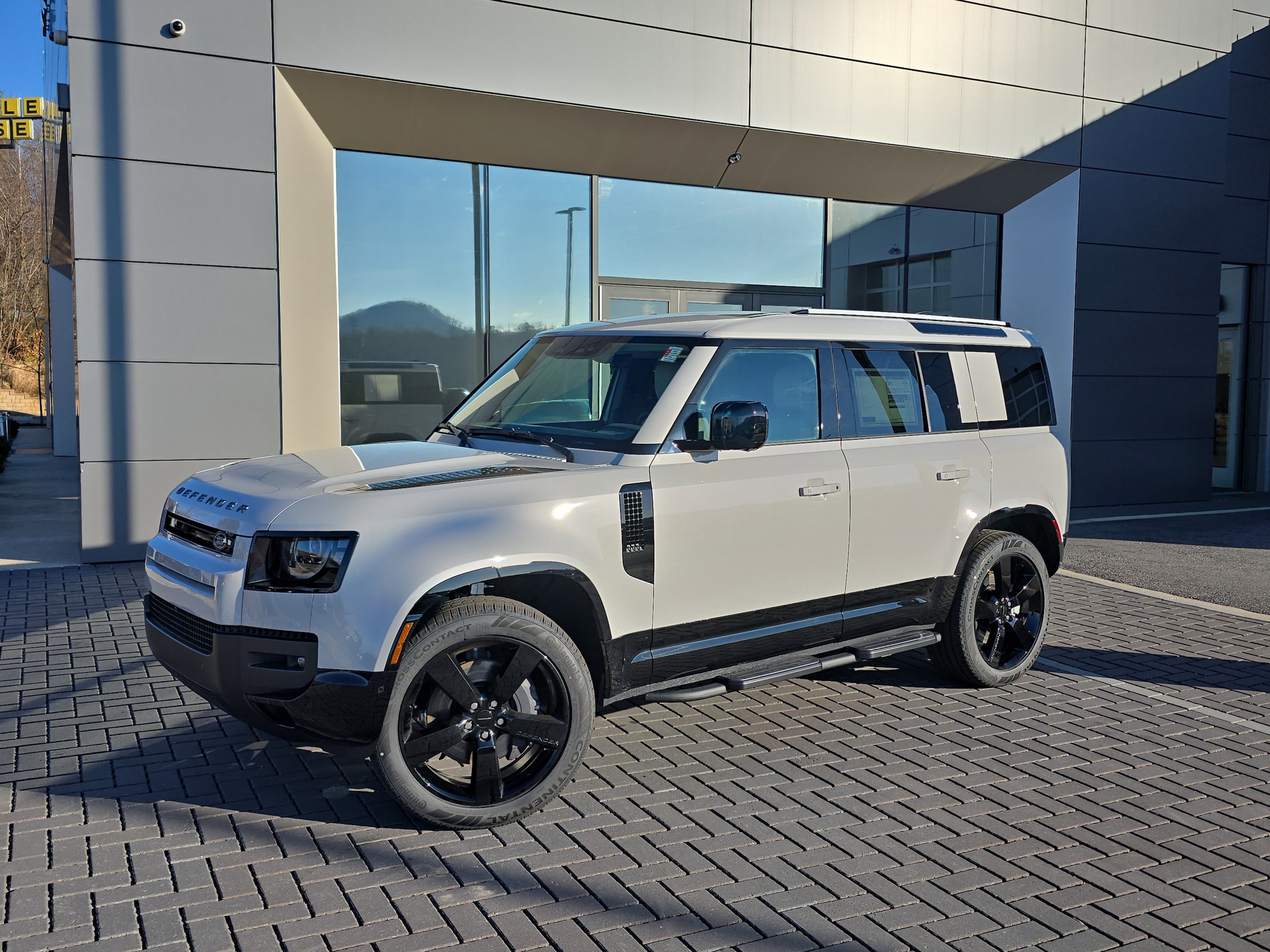 2026 Land Rover Defender X-Dynamic SE's photo