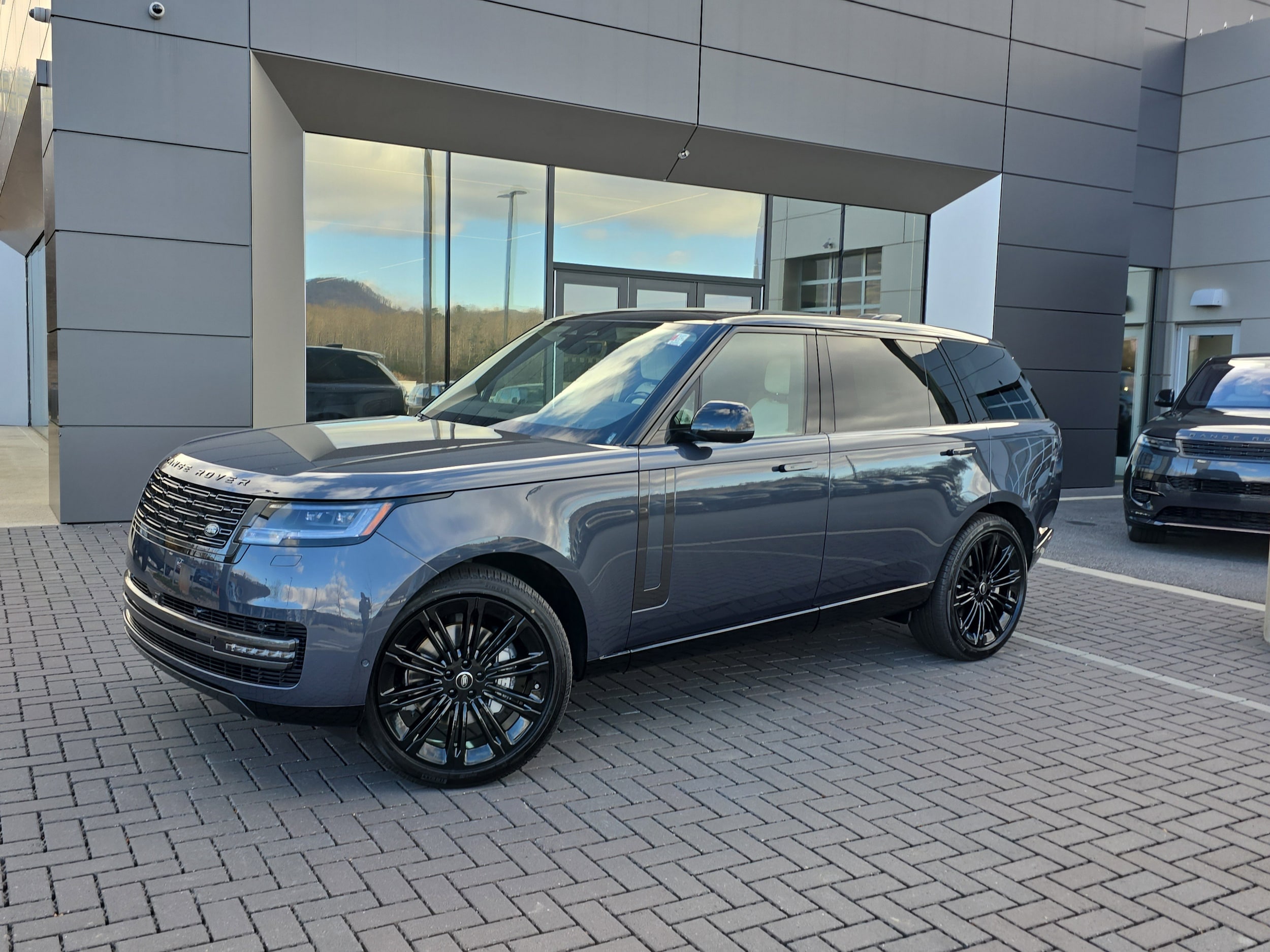 2025 Land Rover Range Rover SE's photo