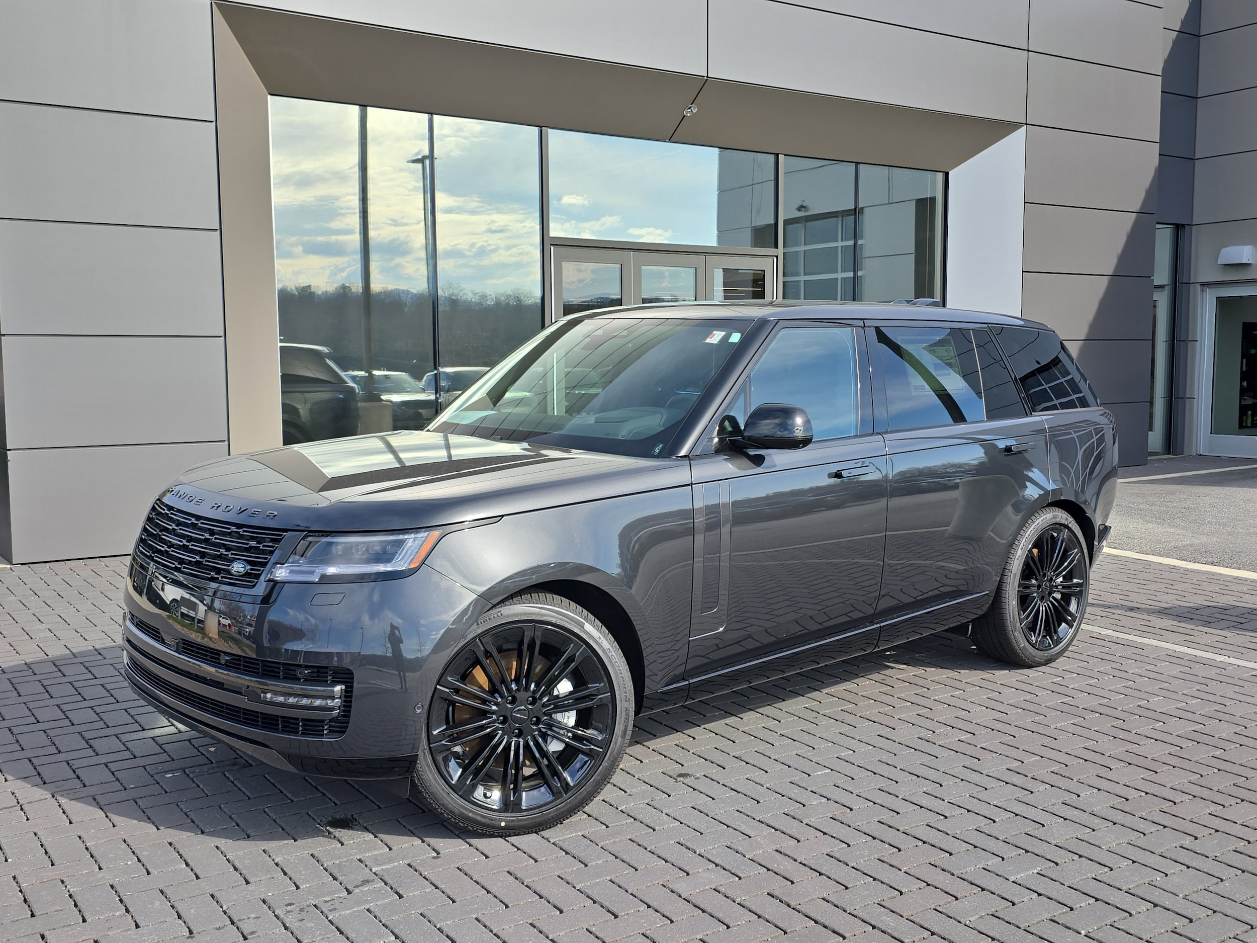 2026 Land Rover Range Rover 4.4 SE LWB 7's photo