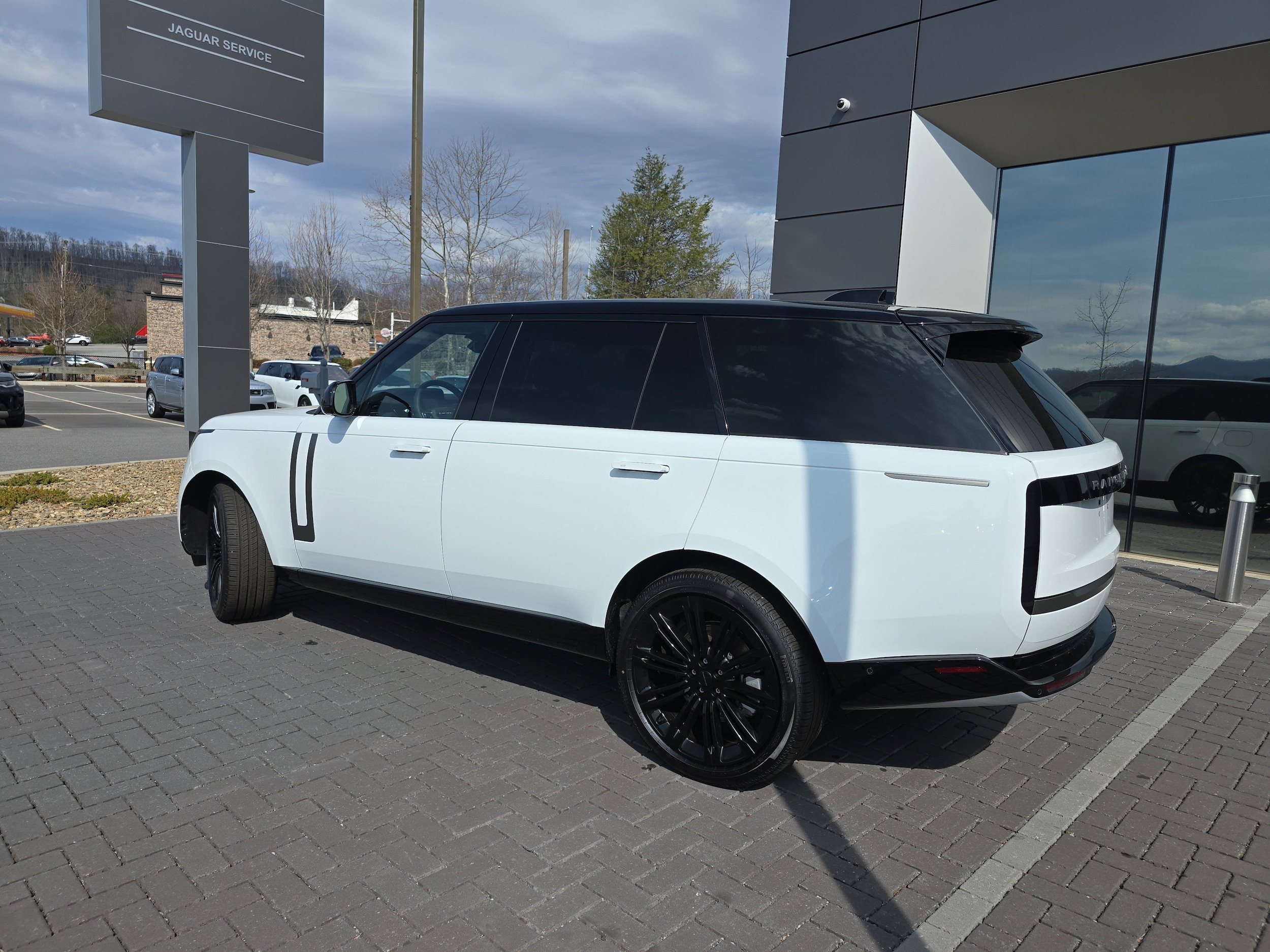 2026 Land Rover Range Rover SE - Photo 8