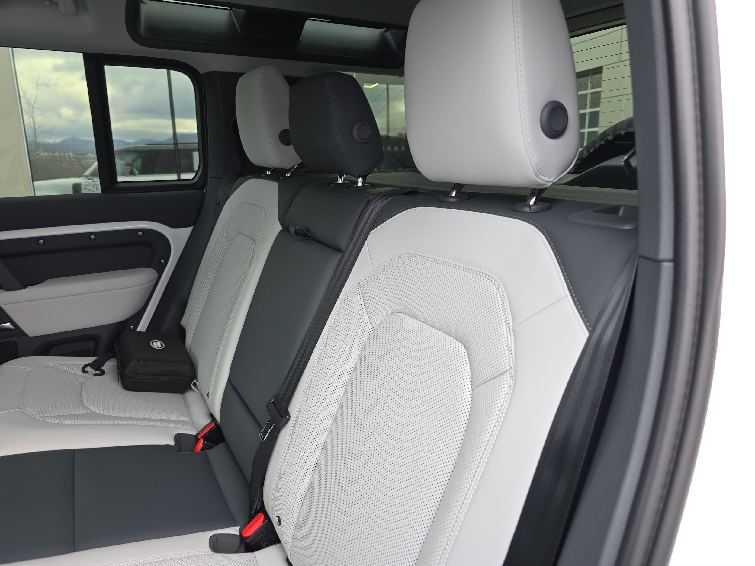 2026 Land Rover Defender X-Dynamic SE - Photo 15