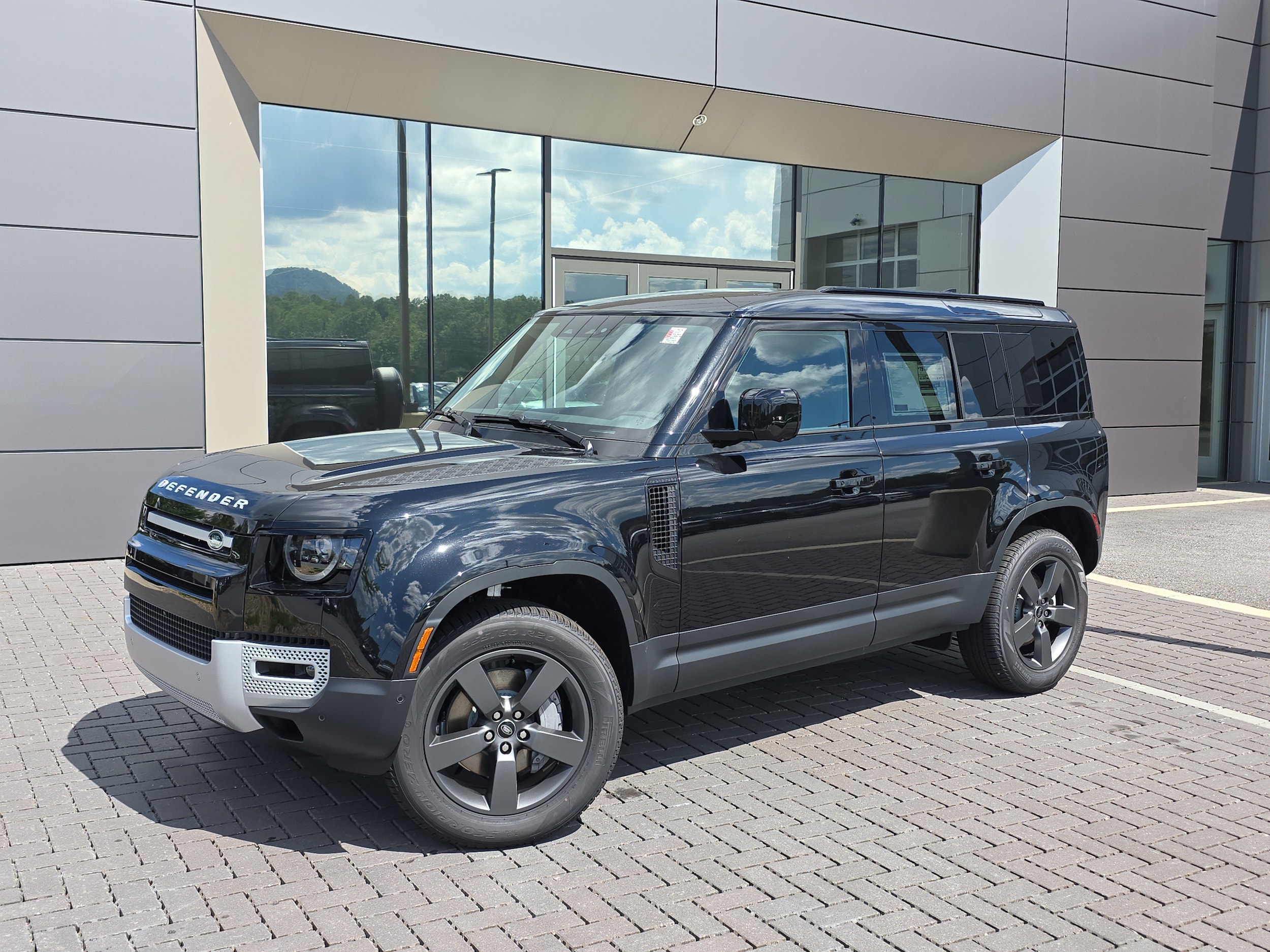 2025 Land Rover Defender S's photo