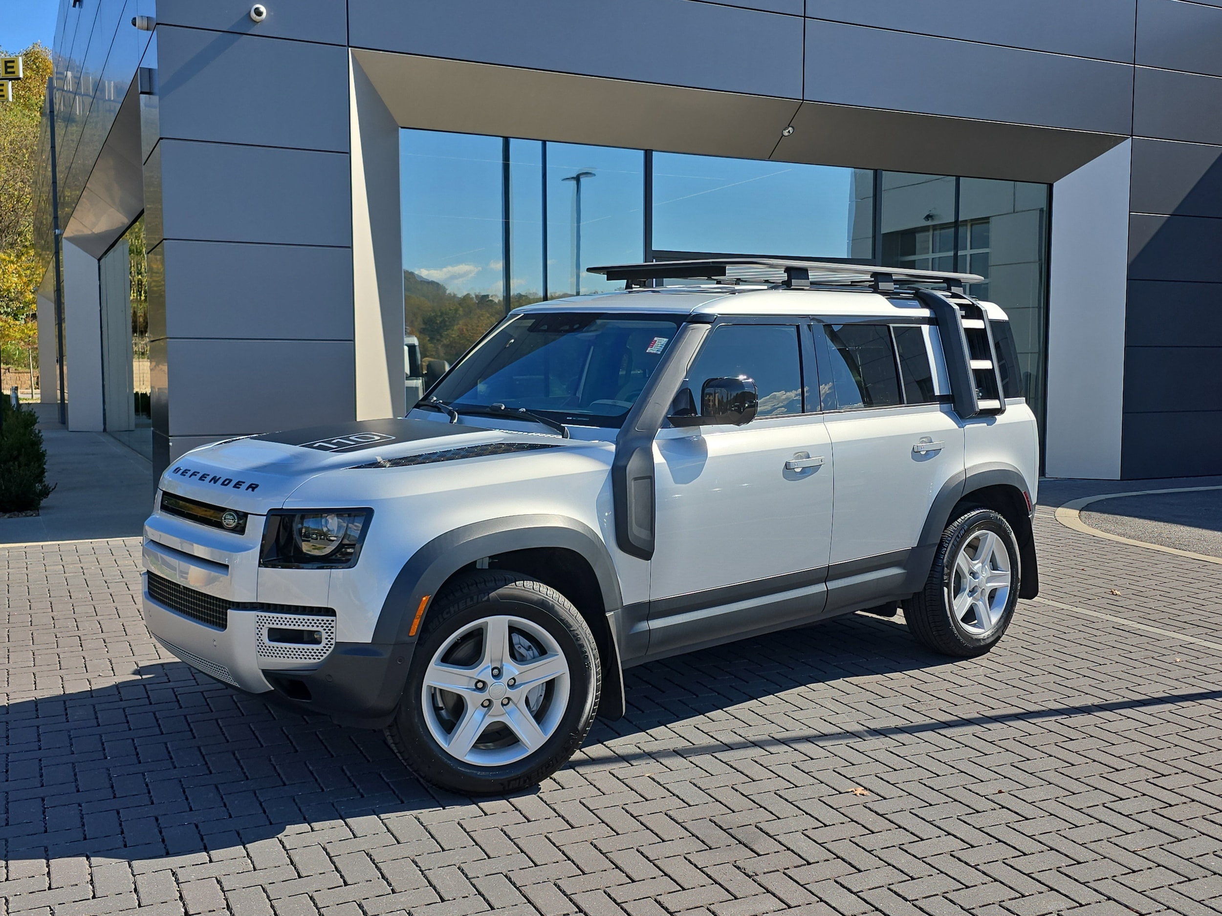 2021 Land Rover Defender SE's photo