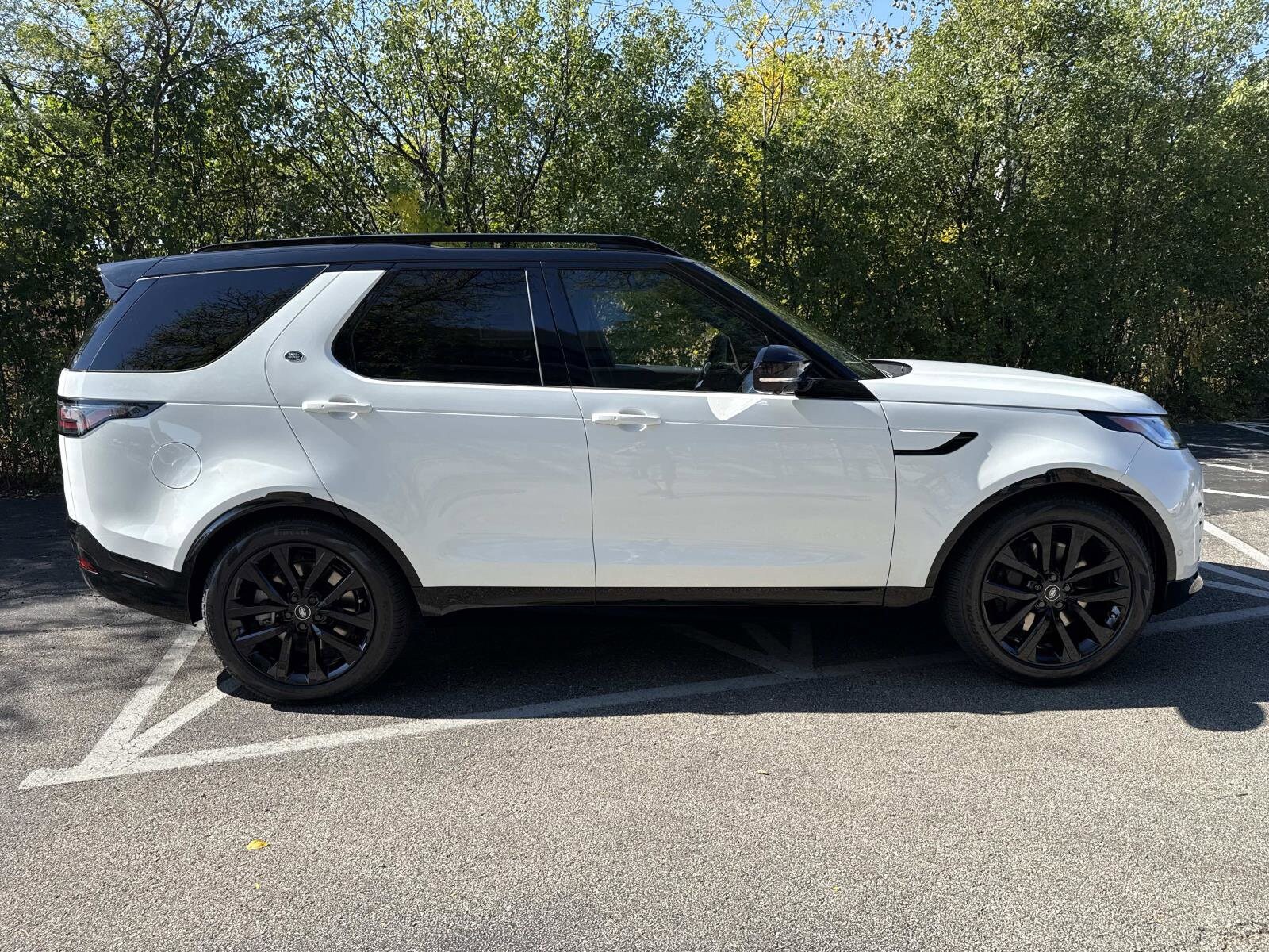 2026 Land Rover Discovery photo 2