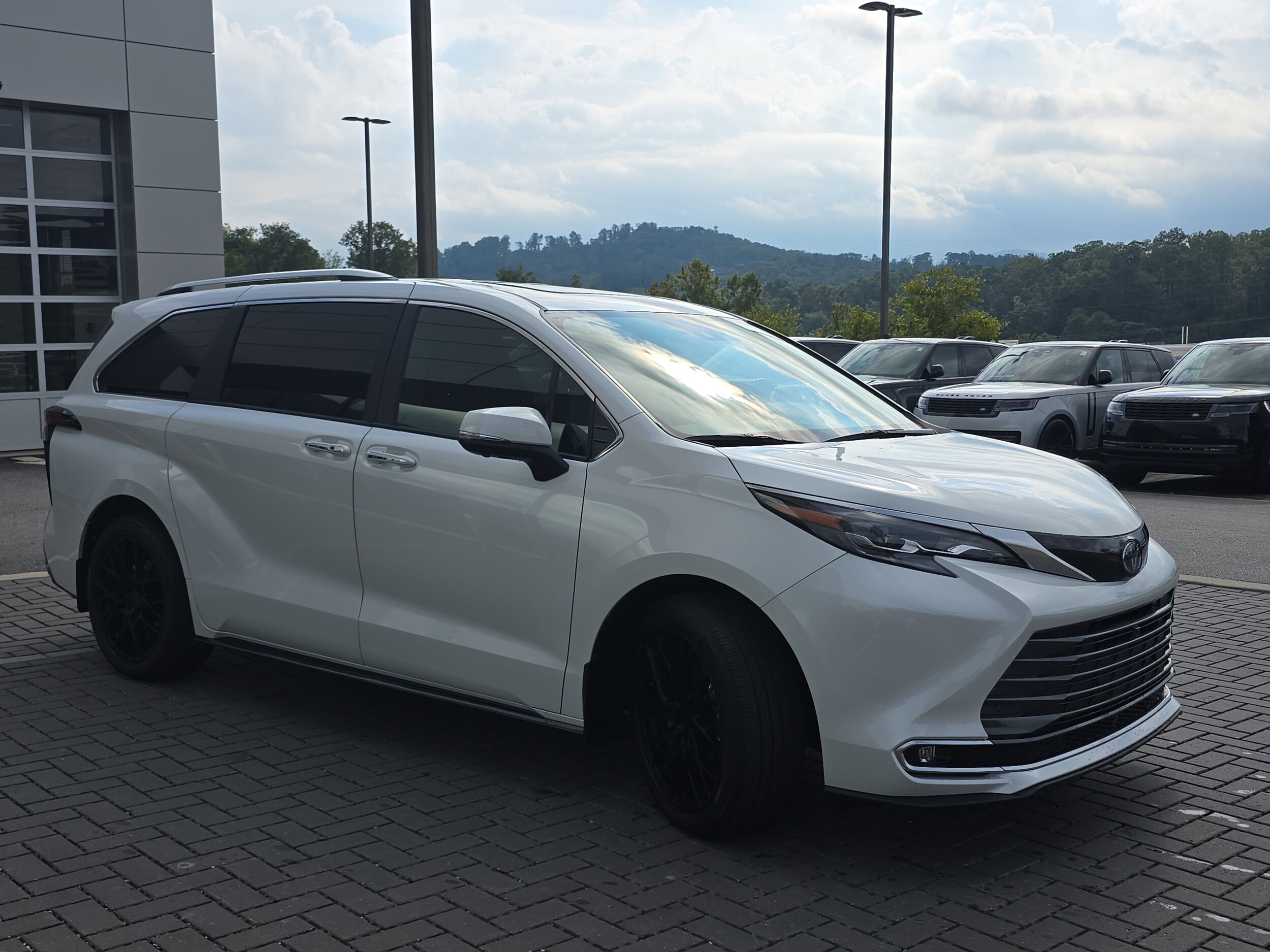 2025 Toyota Sienna Platinum photo 2