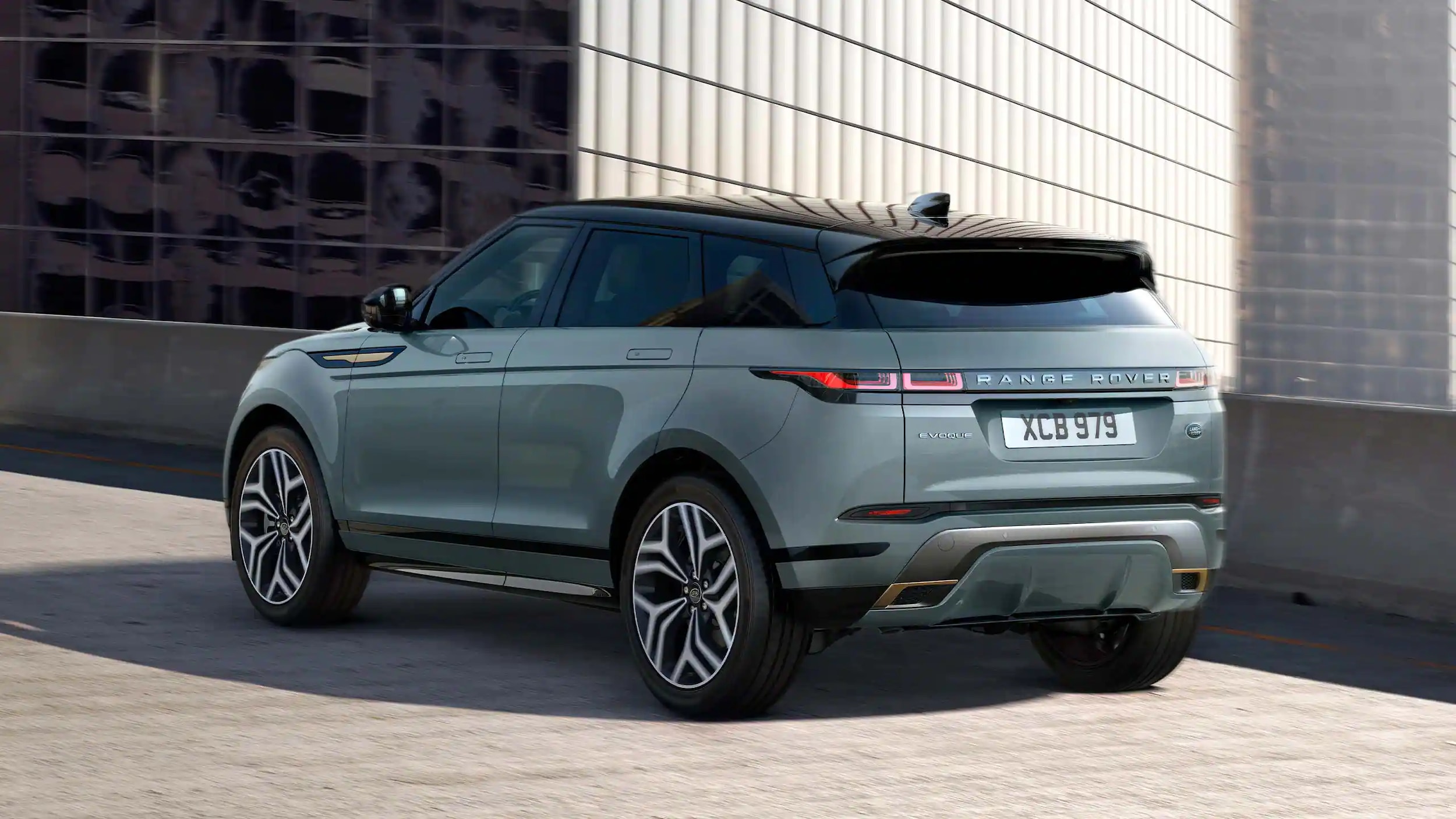 2023-range-rover-evoque-back.png