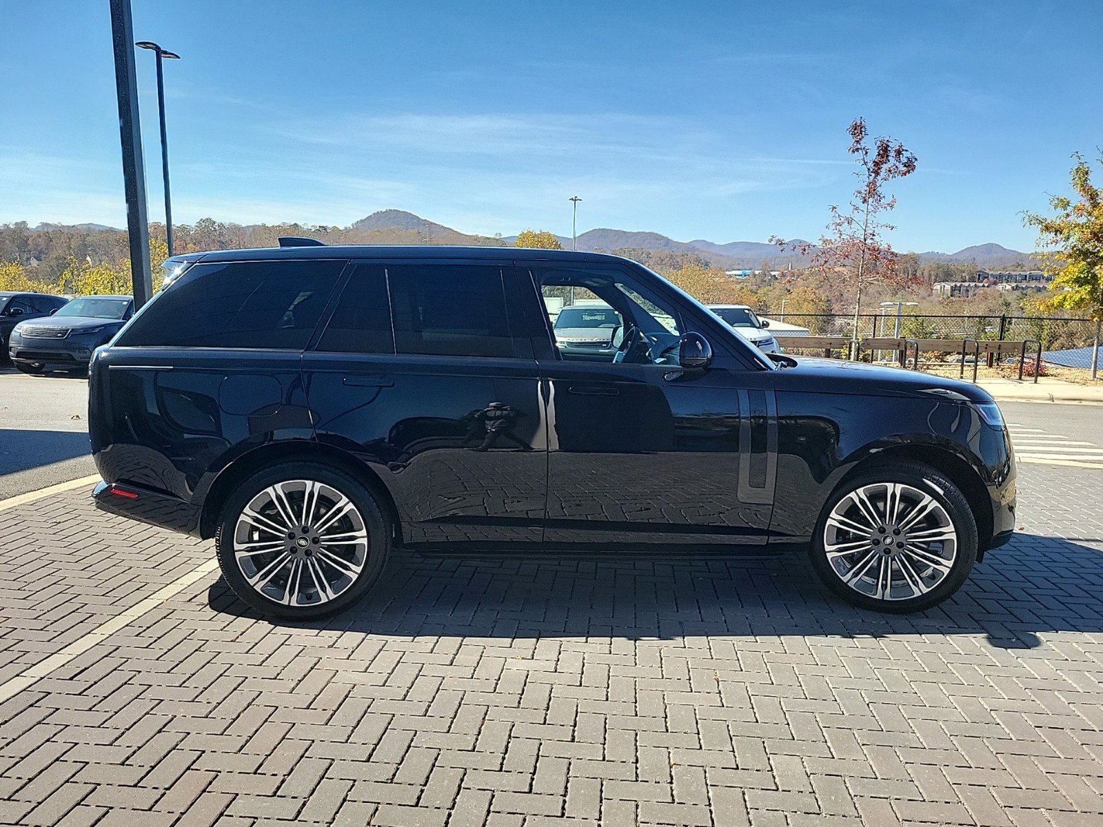 2025 Land Rover Range Rover SE photo 4