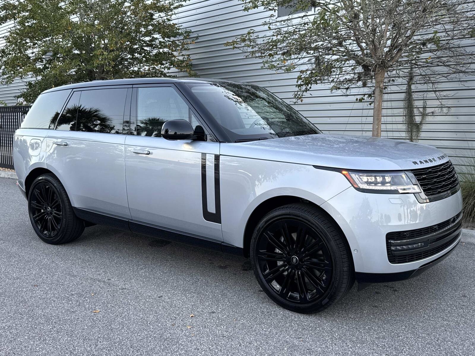 2025 Land Rover Range Rover SE photo 2