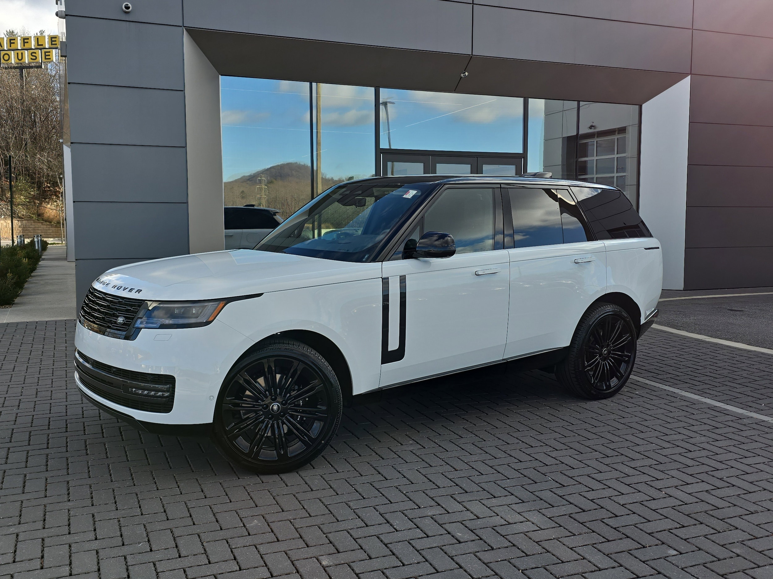 2025 Land Rover Range Rover SE's photo