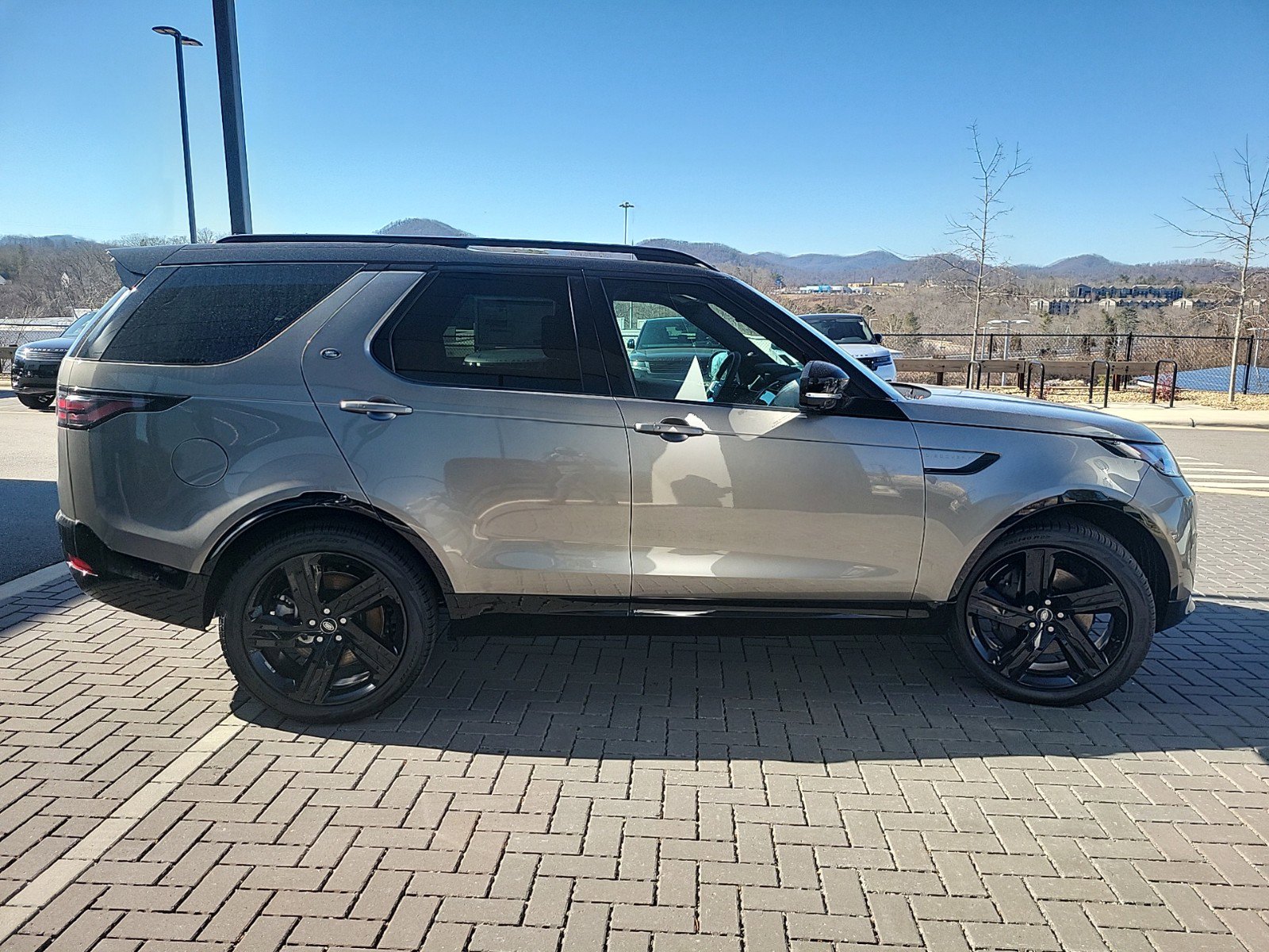 2025 Land Rover Discovery P360 Dynamic SE photo 4