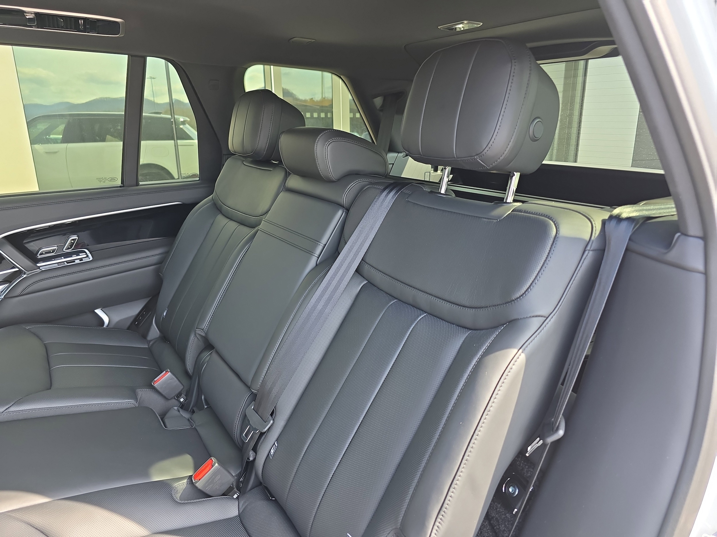 2026 Land Rover Range Rover SE - Photo 15