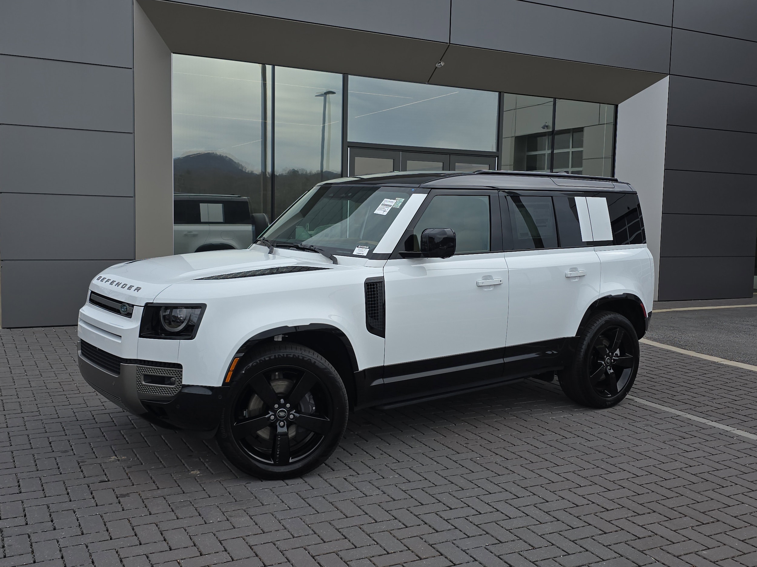 2025 Land Rover Defender X-Dynamic SE's photo