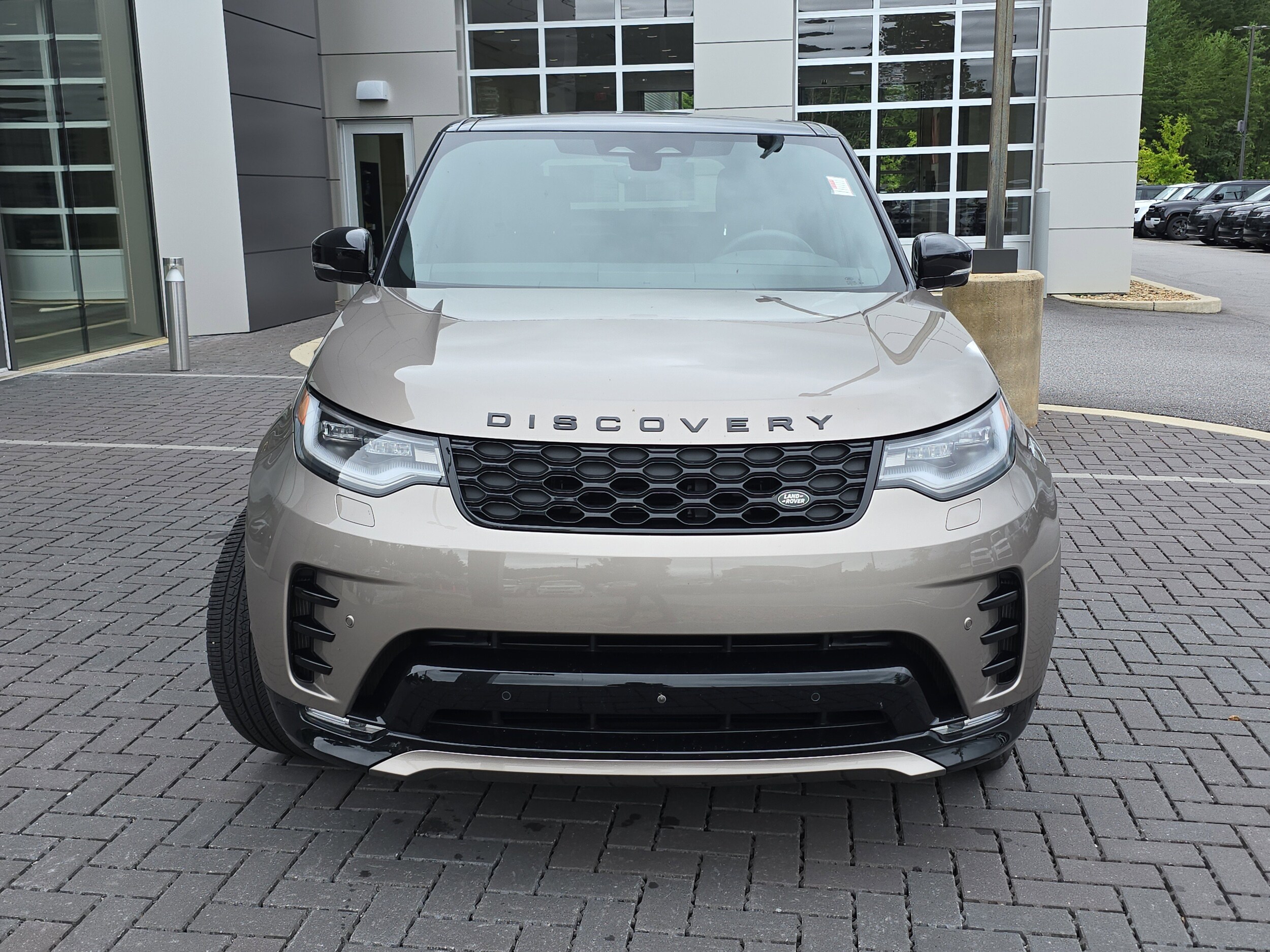 2025 Land Rover Discovery P360 Dynamic SE photo 2