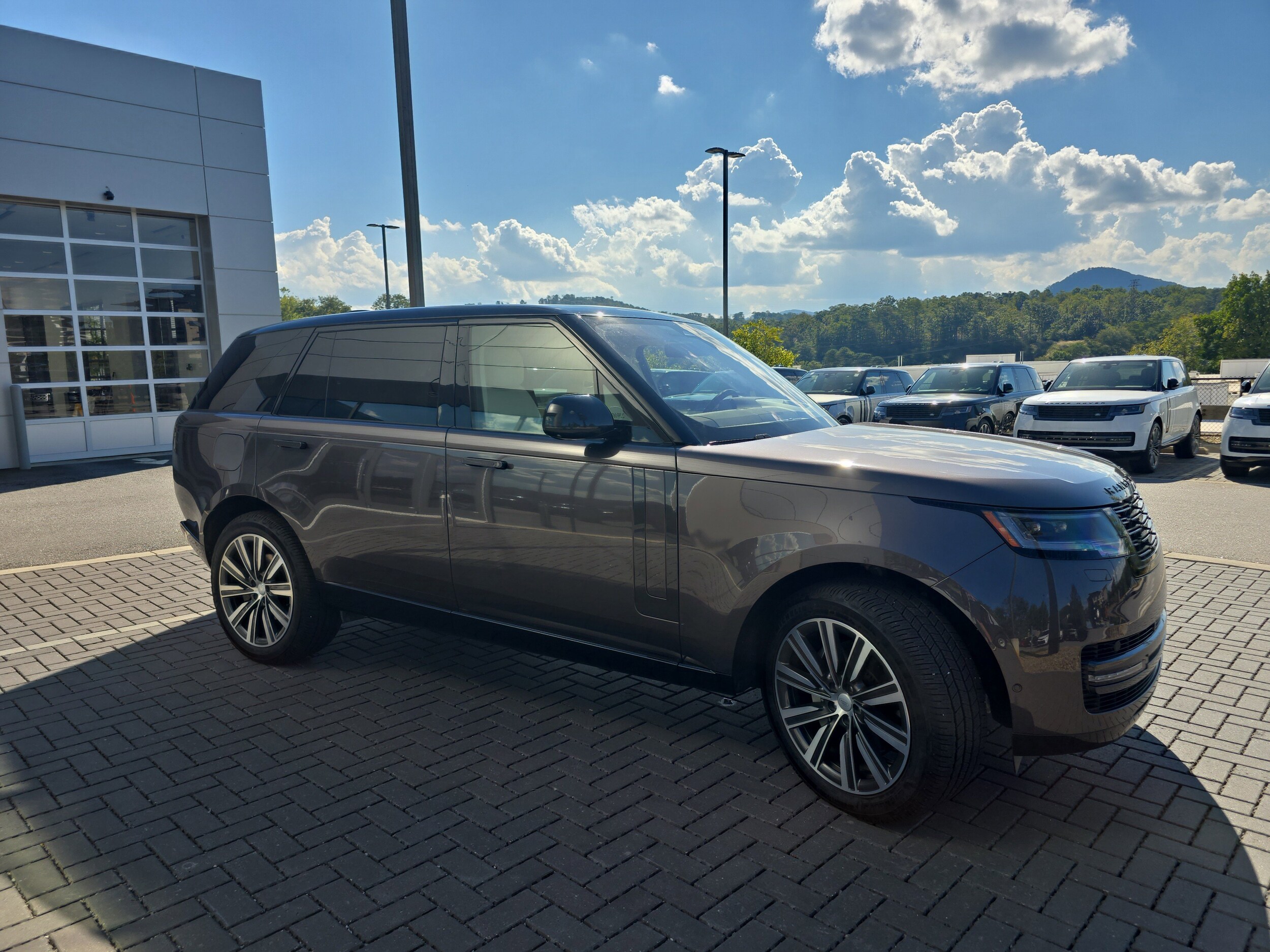 2023 Land Rover Range Rover SE photo 3