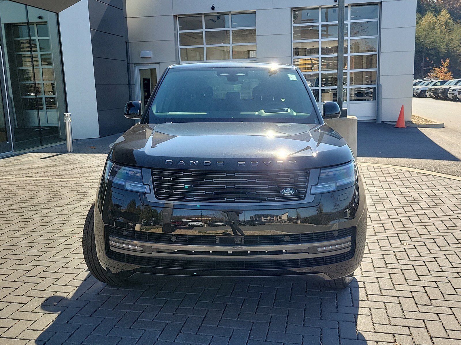 2025 Land Rover Range Rover SE photo 2
