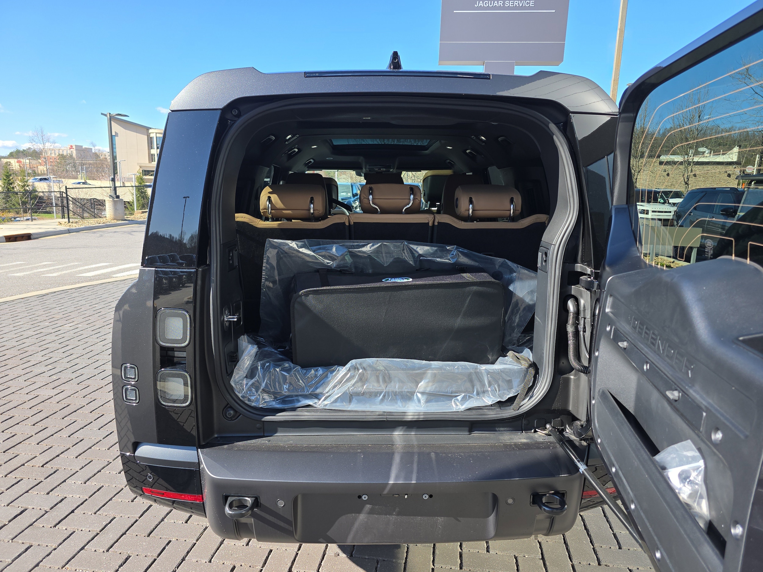 2026 Land Rover Defender X-Dynamic SE - Photo 7